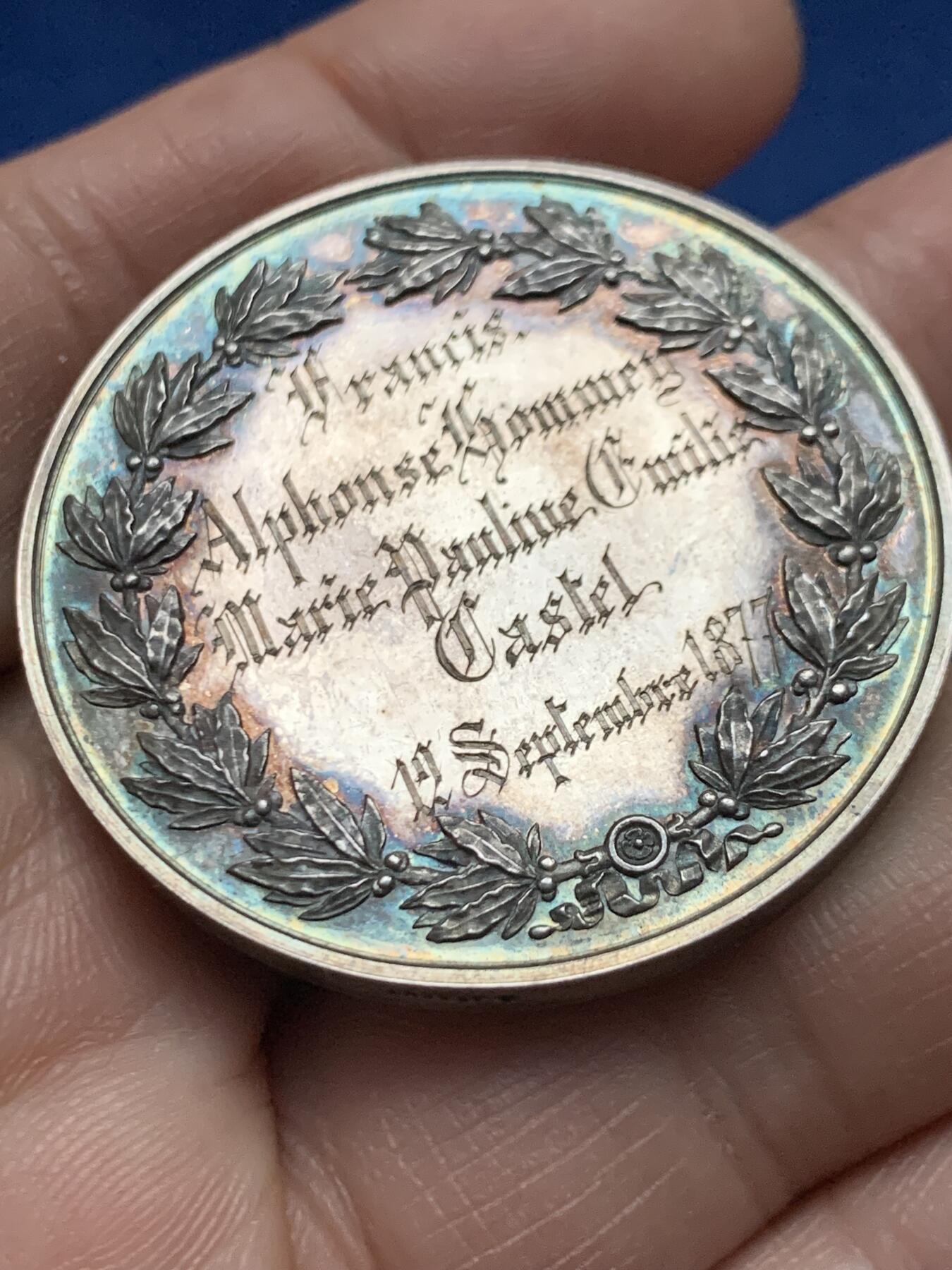 《竞宝斋》第451场 周日，周一，周二  3场连拍 （全场包邮，欢迎送拍） 法国婚姻与爱情纪念银章，刻花字母“CH”，泰里斯旧藏，《结婚币章目录》书中原物，目录编号632，38.45g，40.9mm，蜜蜂边铭