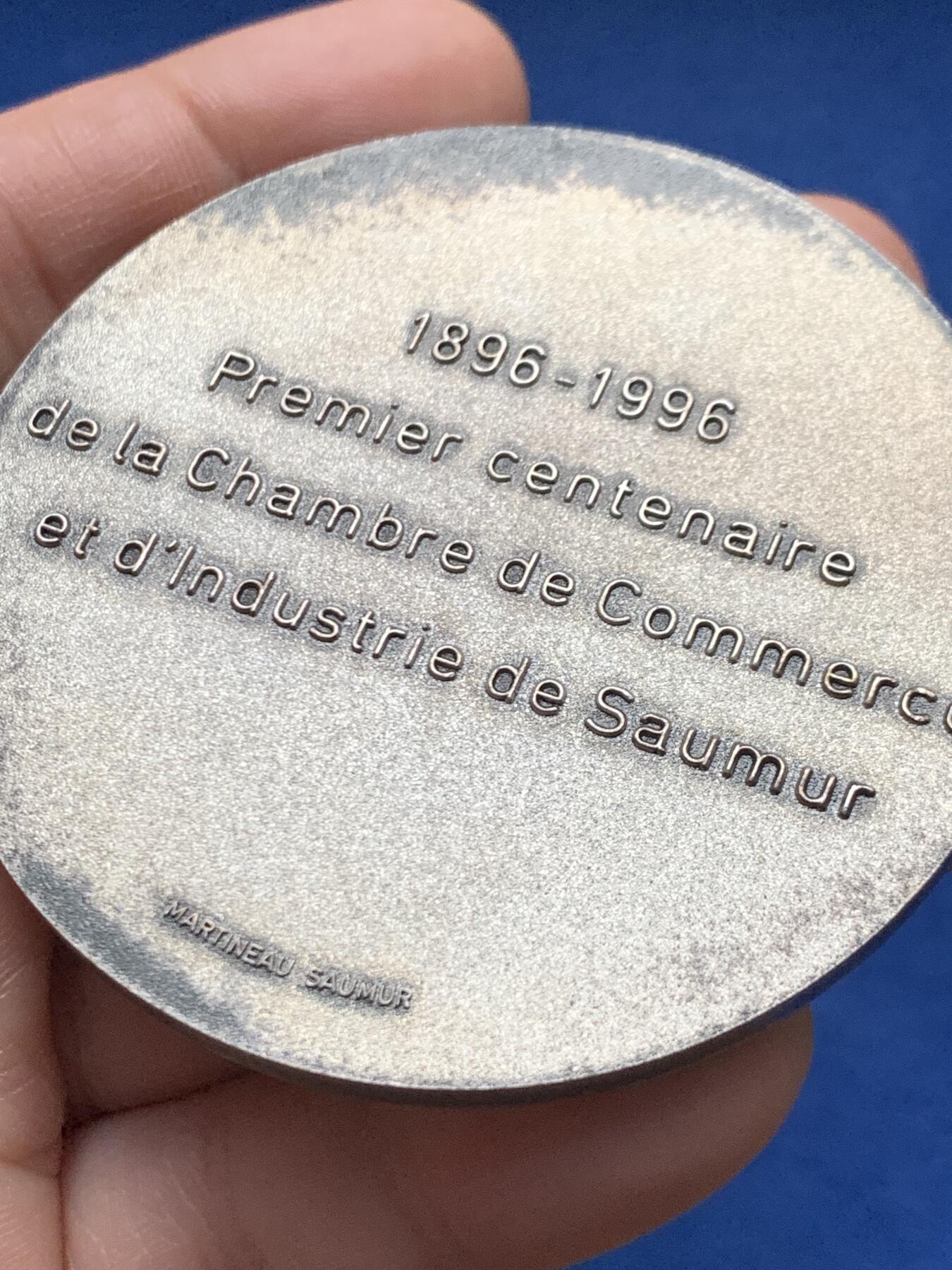 《竞宝斋》第451场 周日，周一，周二  3场连拍 （全场包邮，欢迎送拍） 法国索米尔工业区成立100周年纪念章，137.9g，64.7mm，无边铭