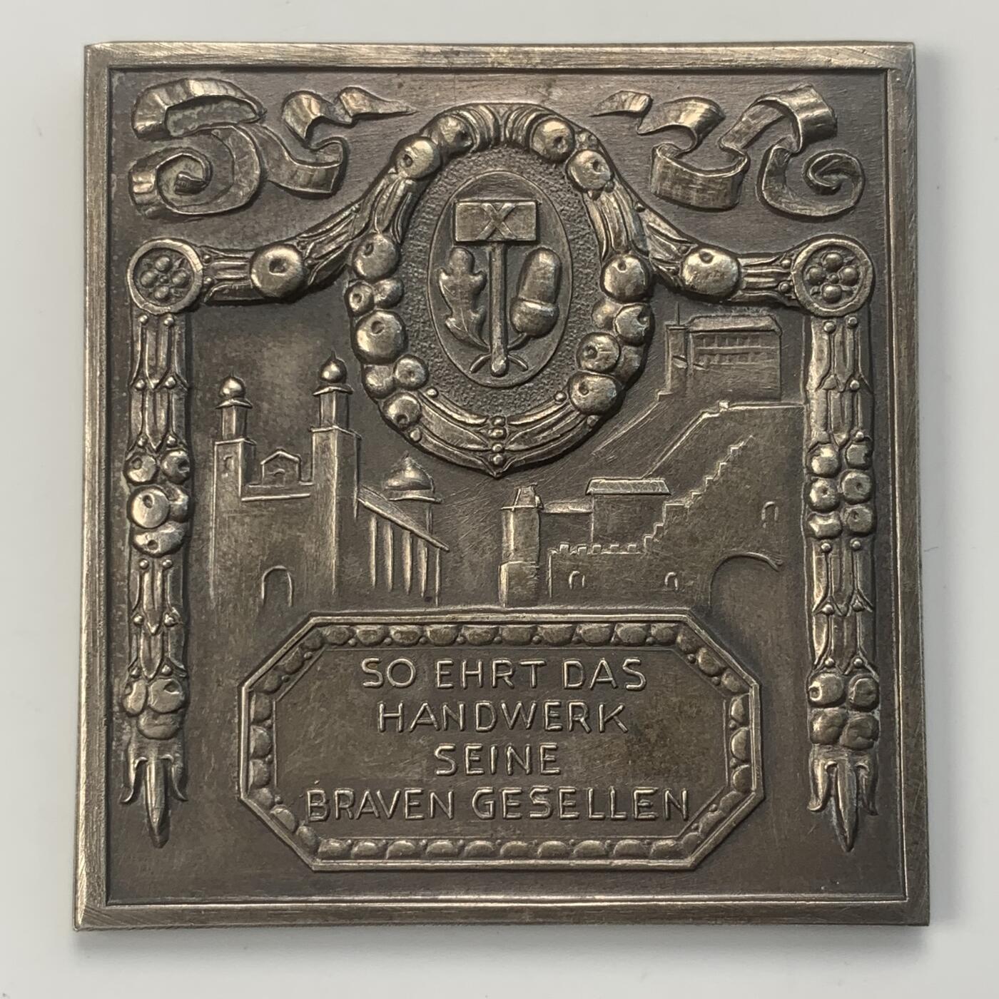 掌中浮雕-藏着的欧洲第047场 19世纪德国下巴伐利亚州手工艺品商会纪念矩形镀银大铜章， 51*54mm，55g， 原盒