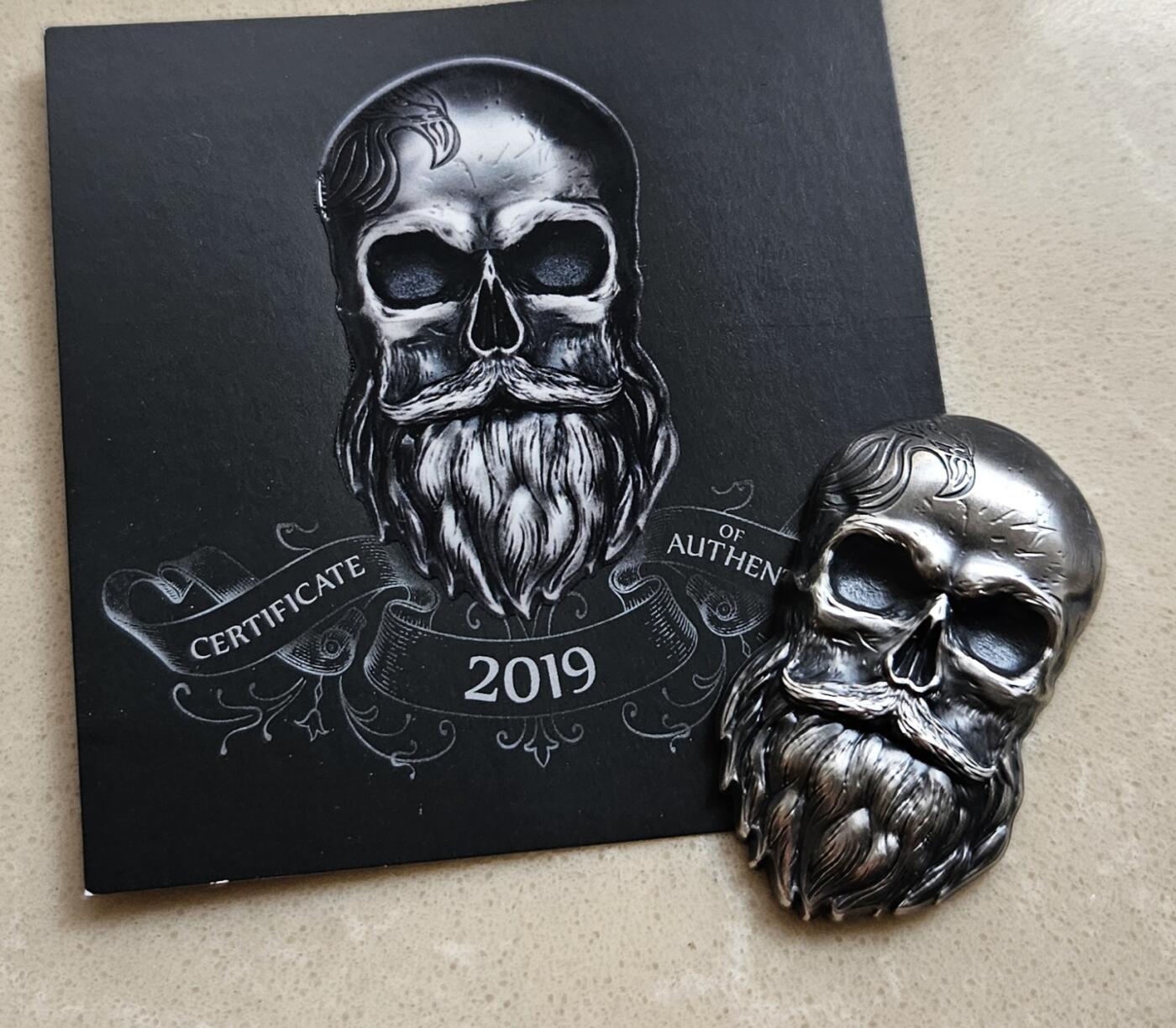 【币将精彩】世界钱币拍卖（2025-12-31） 帕劳2019年骑手骷髅头仿真银币 纯银1盎司，规格22x38.61毫米，发行1750枚，带包装证书 有瑕疵，品如图 