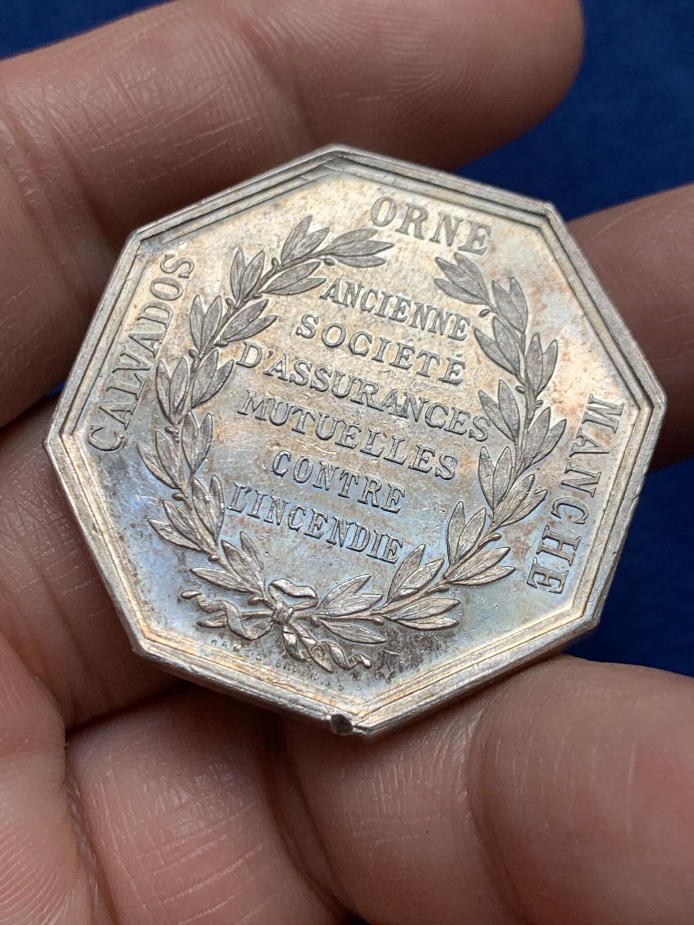 《竞宝斋》第451场 周日，周一，周二  3场连拍 （全场包邮，欢迎送拍） 法国八角银质代币，卡尔瓦多斯火灾保险公司，30.35g，36mm，丰饶角边铭，厚重版，背面5点方向有磕