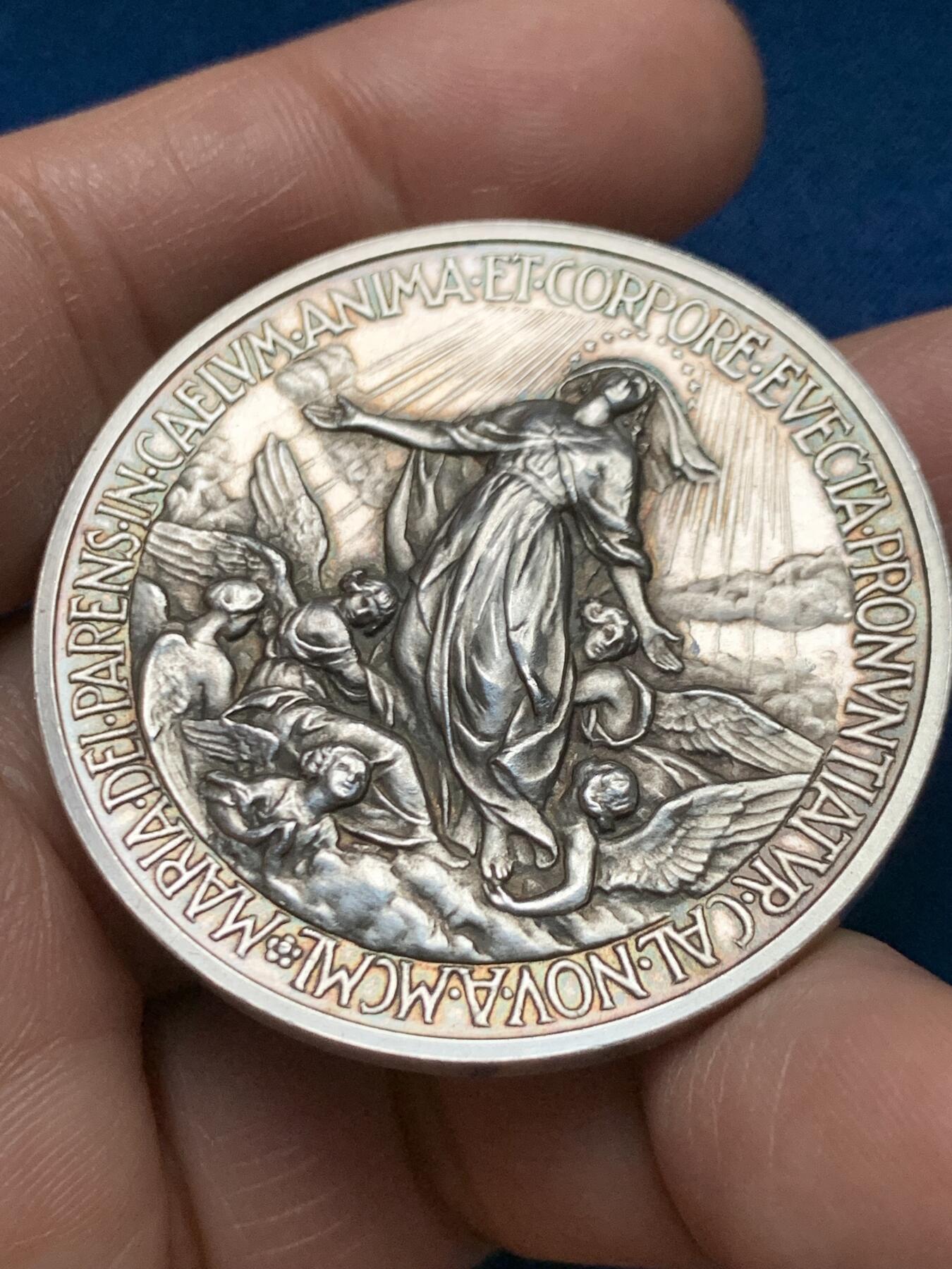 《竞宝斋》第451场 周日，周一，周二  3场连拍 （全场包邮，欢迎送拍） 教皇国梵蒂冈庇护十二圣母天使纪念银章，高浮雕，34.63g，43.8mm