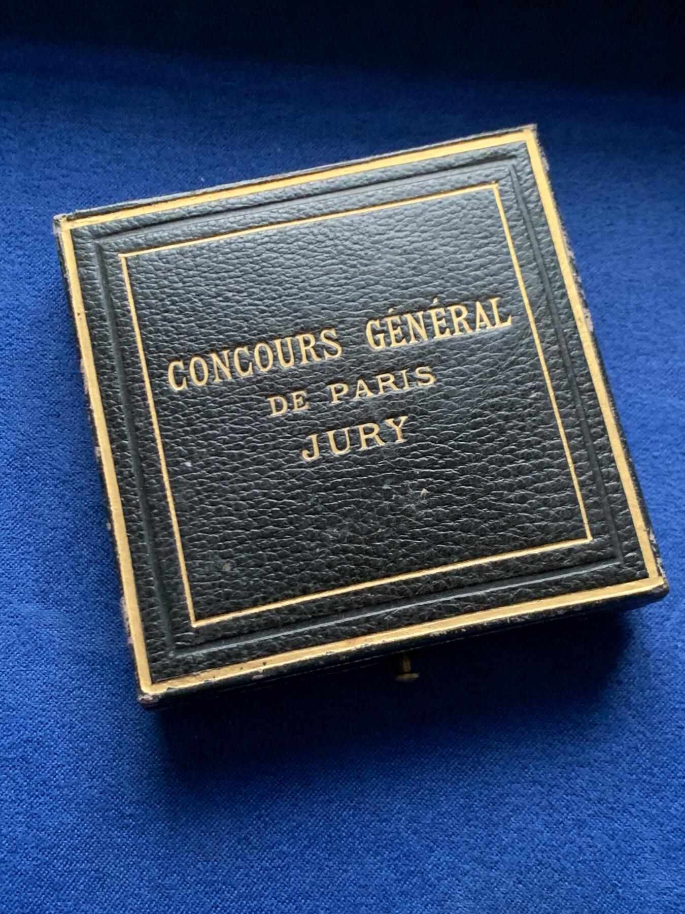 《竞宝斋》第451场 周日，周一，周二  3场连拍 （全场包邮，欢迎送拍） 1905年法国农业丰收女神原盒铜奖章，59.5克，50mm,丰饶角边铭，品相很好，烫金皮盒正常扣合。