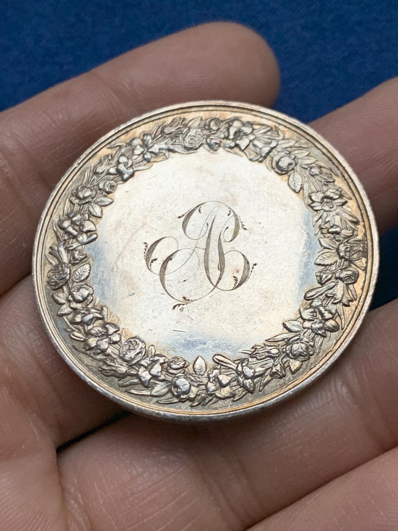 《竞宝斋》第451场 周日，周一，周二  3场连拍 （全场包邮，欢迎送拍） 法国婚姻爱情信物银章，31.42g，41.2mm，油灯边铭