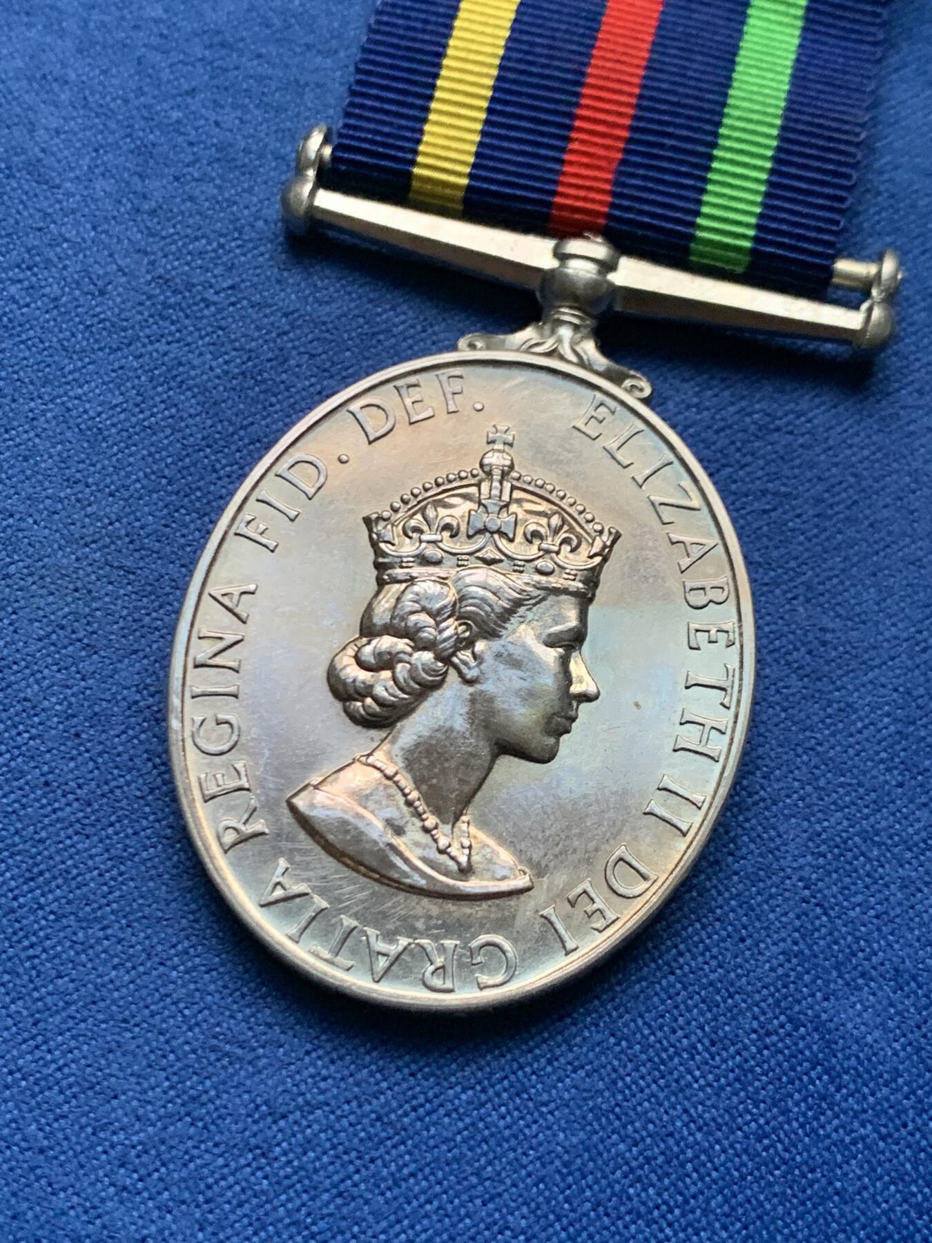 《竞宝斋》第451场 周日，周一，周二  3场连拍 （全场包邮，欢迎送拍） 英国民防长期服务奖章（CDM), 颁发给服役超过15年的人员，铜镍材质椭圆形，直径约37.8*31.8mm，总重约31.9克，带三色蓝丝带和原盒，品相极佳