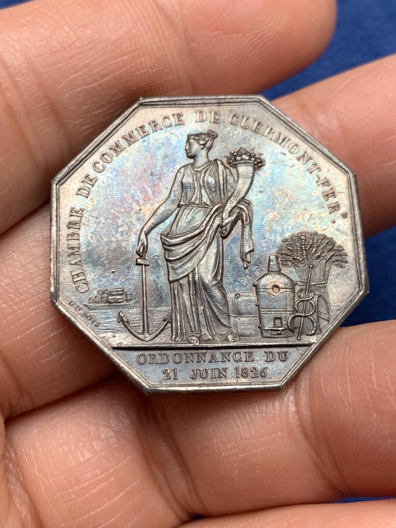 《竞宝斋》第451场 周日，周一，周二  3场连拍 （全场包邮，欢迎送拍） 法国八角银质代币，克莱蒙-费朗商会，12.02g，30.2mm，手指背面