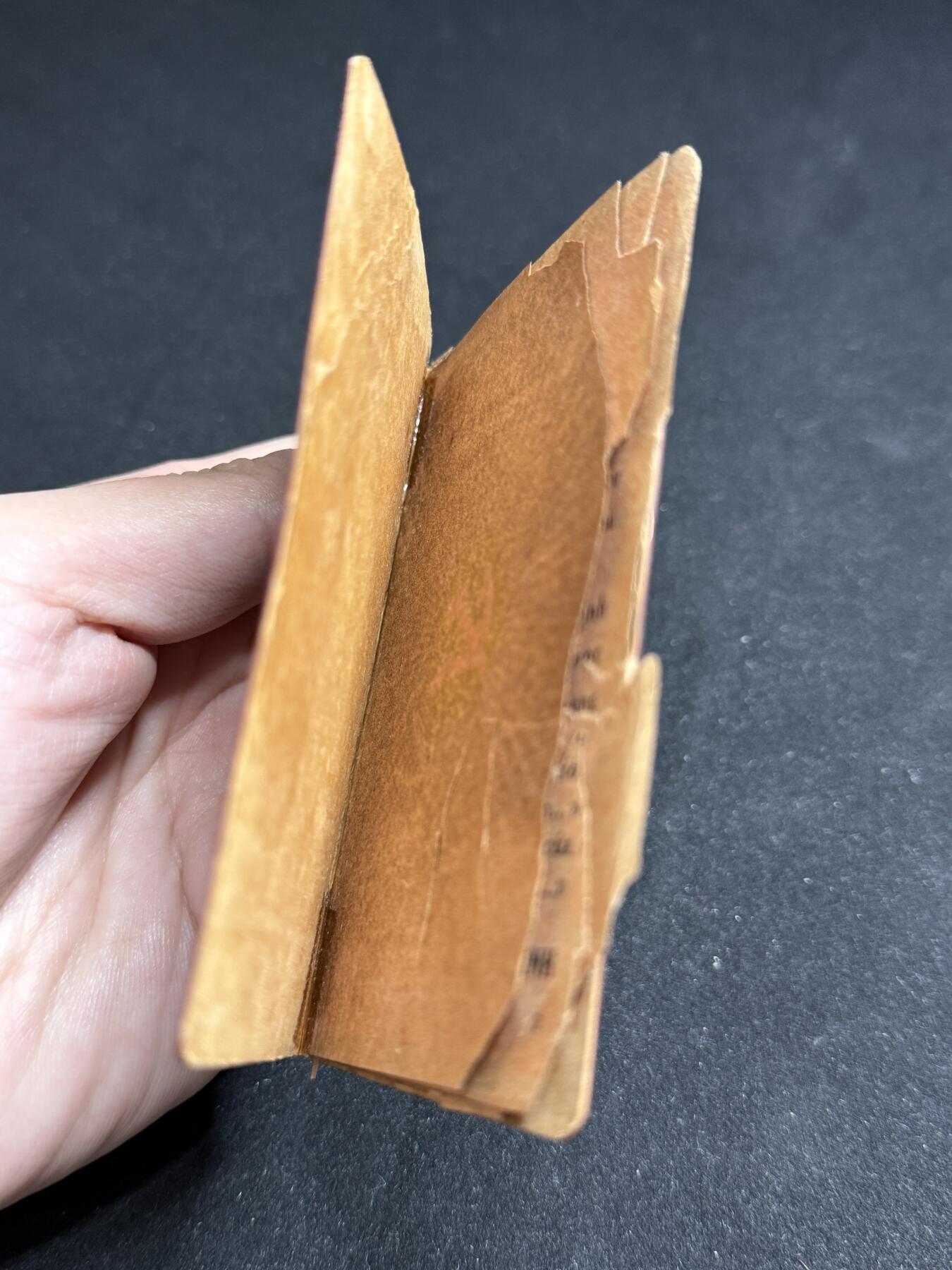 欢庆元旦！戎马世界章牌大赏第109期元旦大拍 越南证件，纸张有极端严重的破损与风化