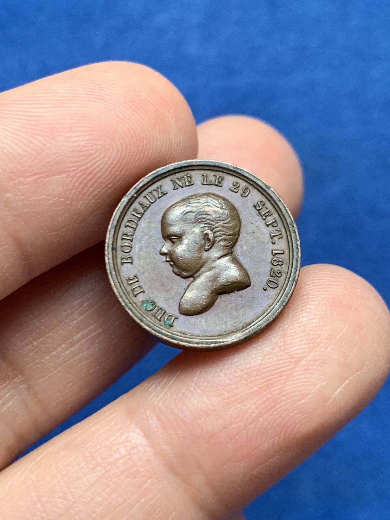 《竞宝斋》第451场 周日，周一，周二  3场连拍 （全场包邮，欢迎送拍） 法国王孙（亨利五世）诞生纪念铜质代币，4.07g，18.8mm，早期无边铭