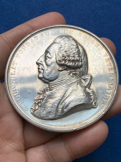 《竞宝斋》第451场 周日，周一，周二  3场连拍 （全场包邮，欢迎送拍） - 法国里昂Depaulis 里昂兽医学院银章，创始人克劳德·布尔热拉头像，高浮雕，114.25g，63.2mm，丰饶角边铭