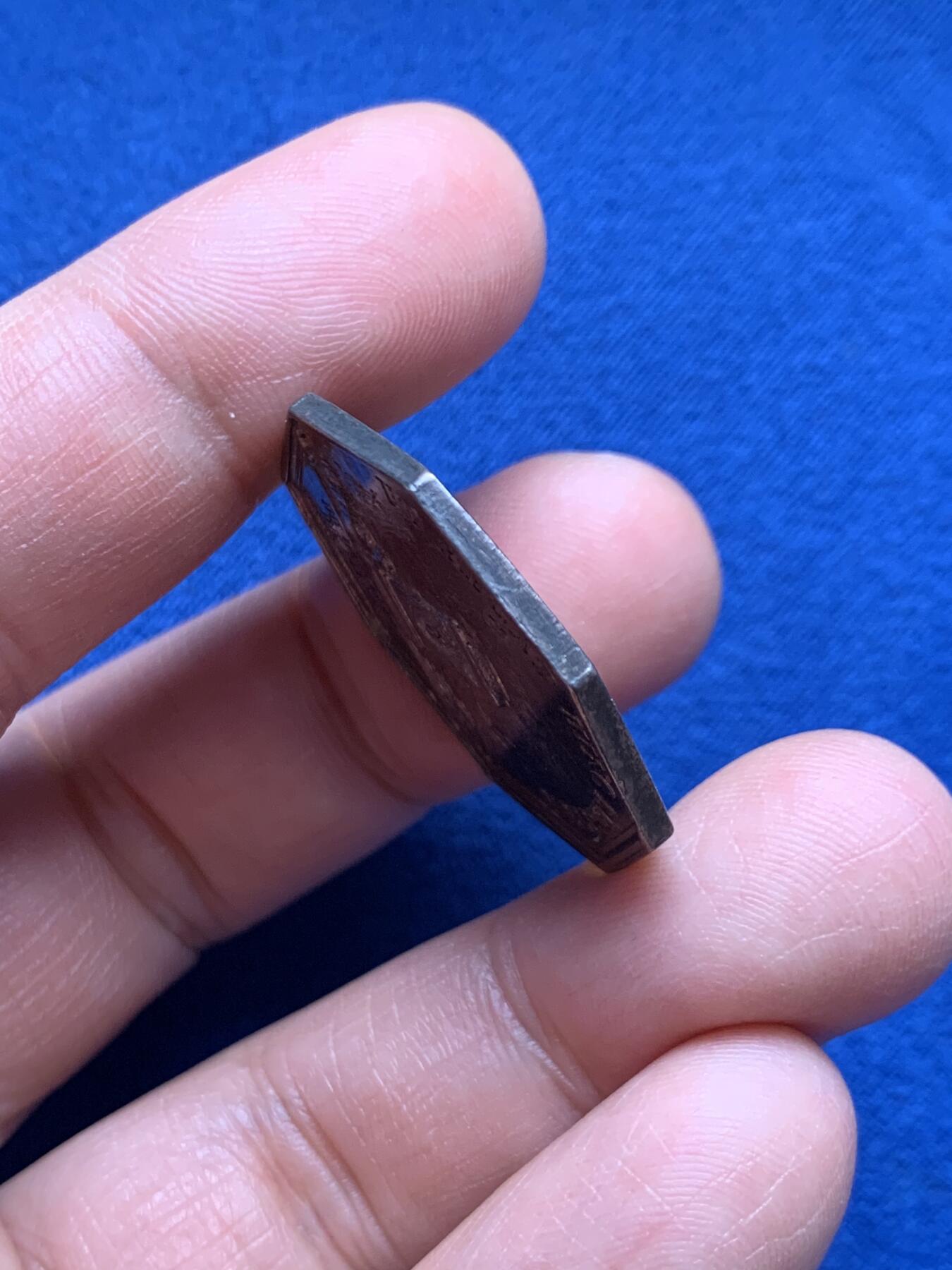 《竞宝斋》第451场 周日，周一，周二  3场连拍 （全场包邮，欢迎送拍） 法国查理十世头像里尔商会八角银质代币，11.65g，30.2mm，早期无边铭