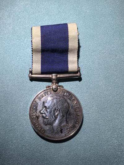 盛世勋华——号角文化勋章邮票专场拍卖第295期 - 英国海军长期服役和良好表现奖章 乔治五世版 银制 带边铭，授予英国皇家海军护卫舰金链花上的水兵