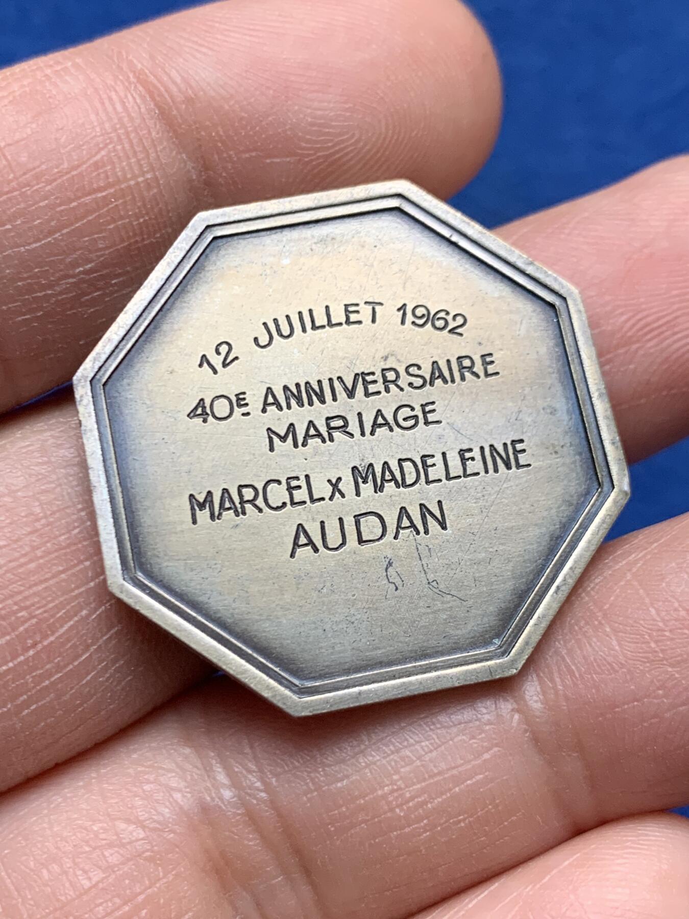 《竞宝斋》第451场 周日，周一，周二  3场连拍 （全场包邮，欢迎送拍） 爱神丘比特之箭银质八角代币，正面铭文“无论你是谁，这就是你的主人，永远都是”。直径：30.5mm，重：13.74g，丰饶角1银标