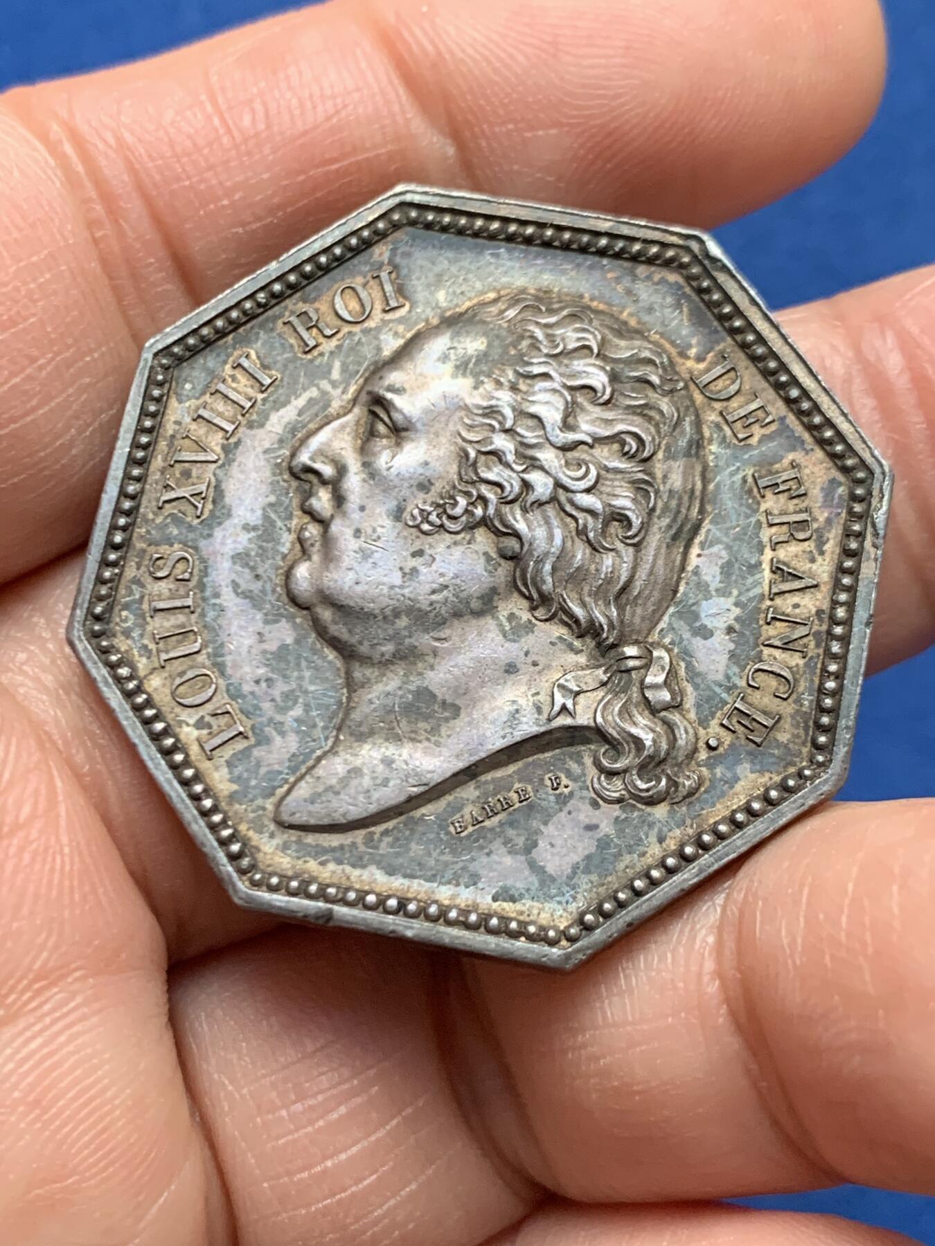 《竞宝斋》第451场 周日，周一，周二  3场连拍 （全场包邮，欢迎送拍） 法国八角银章，路易十八头像综合保险公司，带珠圈早期版本，21.78g，35.6mm，早期无边铭