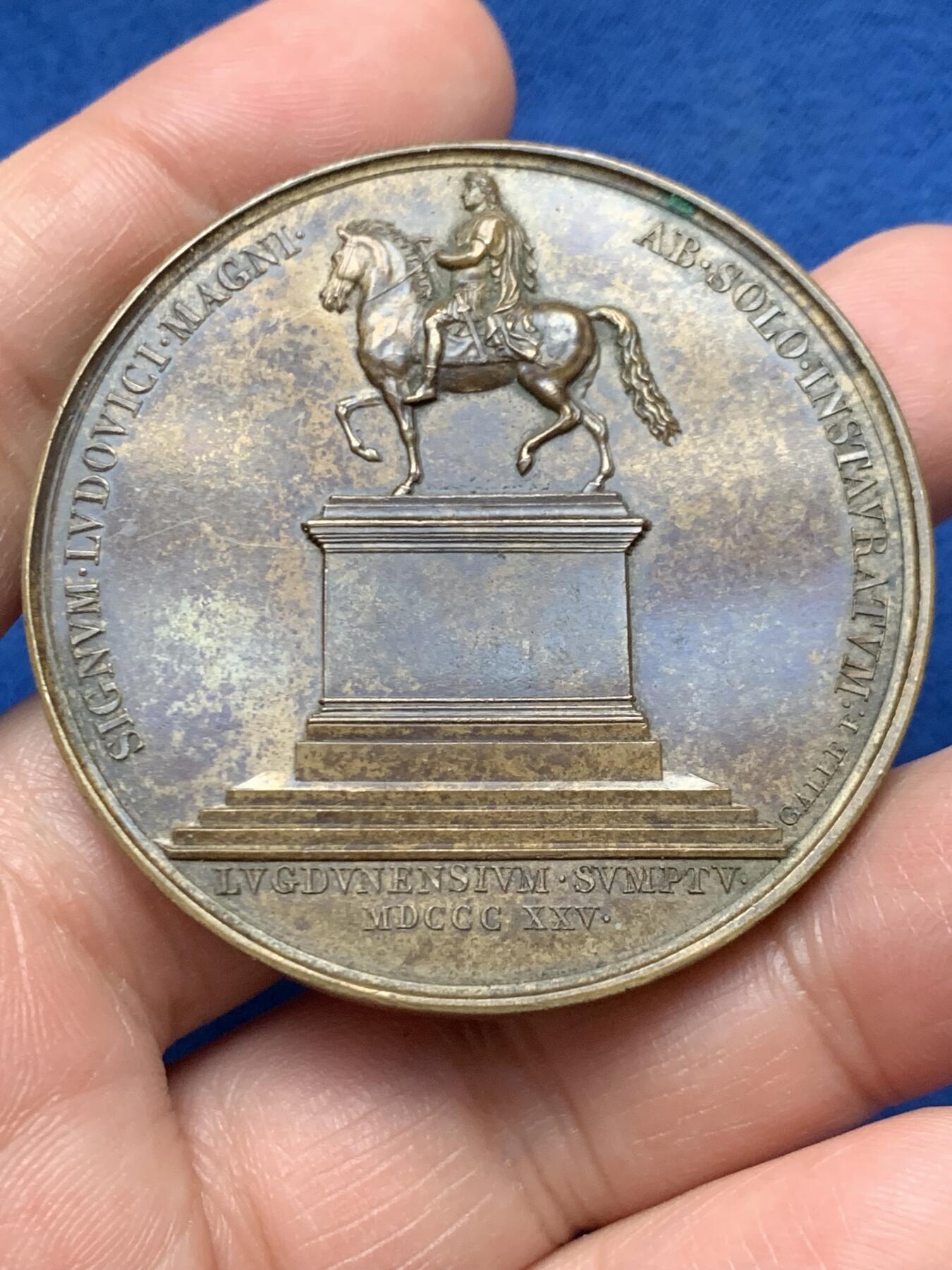 《竞宝斋》第451场 周日，周一，周二  3场连拍 （全场包邮，欢迎送拍） 法国路易十八与查理十世头像背面路易十三骑马雕像铜章，50.75g，49.7mm，1842年以前无边铭