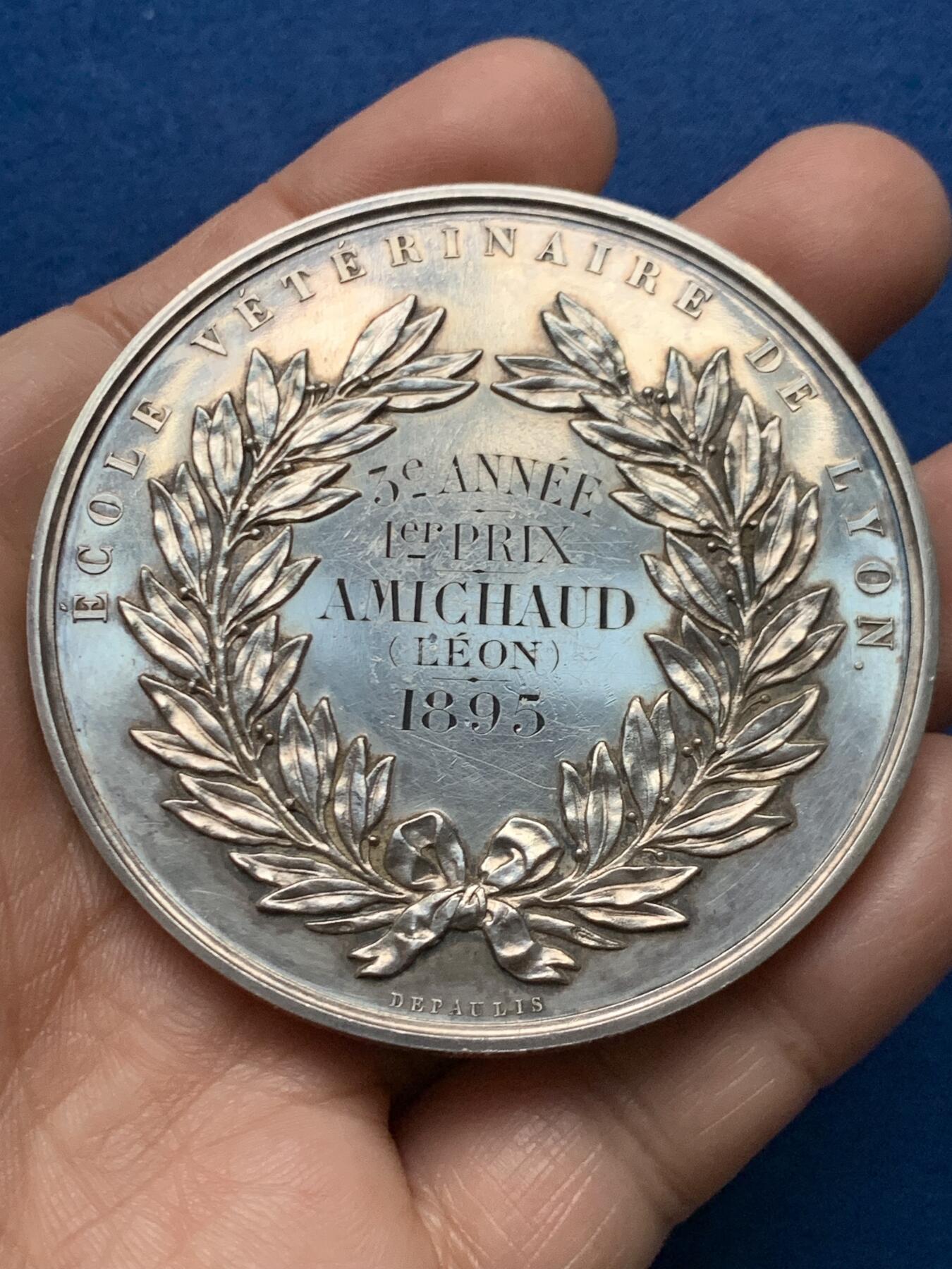 《竞宝斋》第451场 周日，周一，周二  3场连拍 （全场包邮，欢迎送拍） 法国里昂Depaulis 里昂兽医学院银章，创始人克劳德·布尔热拉头像，高浮雕，114.25g，63.2mm，丰饶角边铭