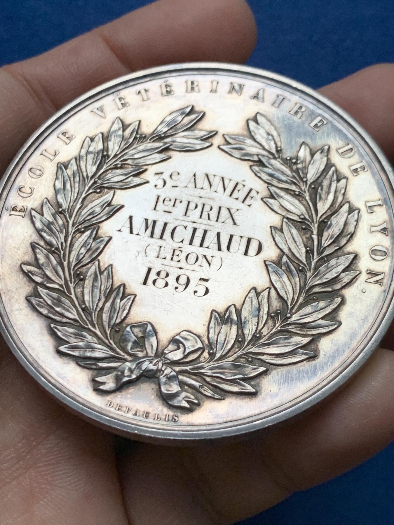 《竞宝斋》第451场 周日，周一，周二  3场连拍 （全场包邮，欢迎送拍） 法国里昂Depaulis 里昂兽医学院银章，创始人克劳德·布尔热拉头像，高浮雕，114.25g，63.2mm，丰饶角边铭