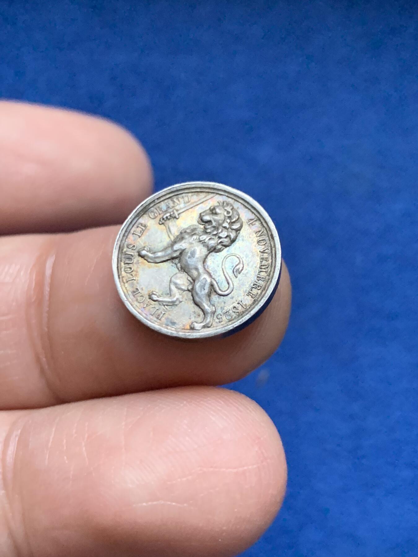 《竞宝斋》第451场 周日，周一，周二  3场连拍 （全场包邮，欢迎送拍） 法国Barre 里昂地区路易十三雕像迷你银质代币，2g，15mm，早期无边铭