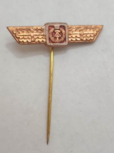 韵星假日拍卖第三十三期 -- Rimey Holidays Auction 33 - 民主德国一级通用技能证章插针