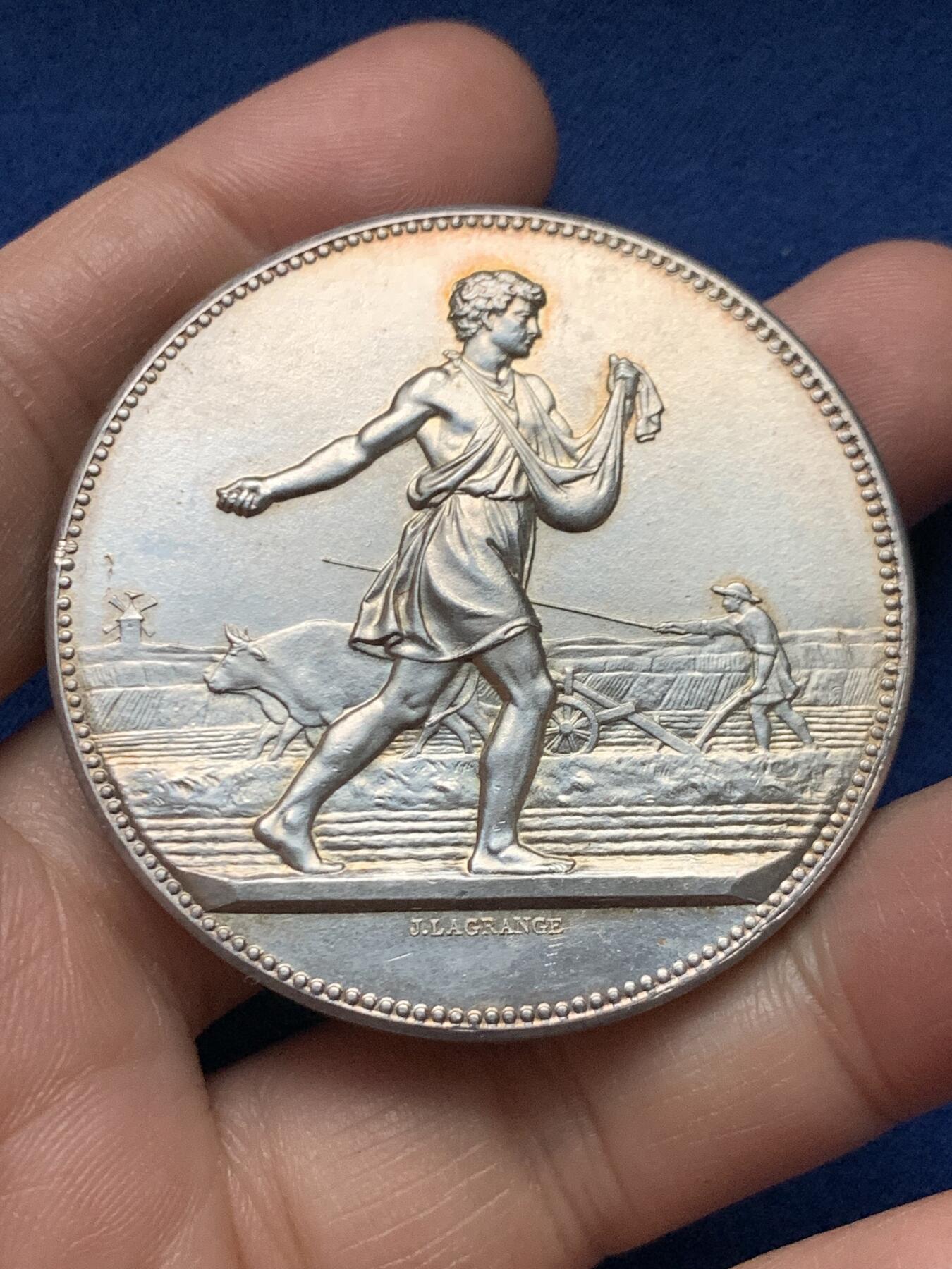 《竞宝斋》第451场 周日，周一，周二  3场连拍 （全场包邮，欢迎送拍） 法国奥布省农业展览会银章，著名雕刻家让·拉格朗日的《播种》，63.82g，50.5mm，丰饶角边铭