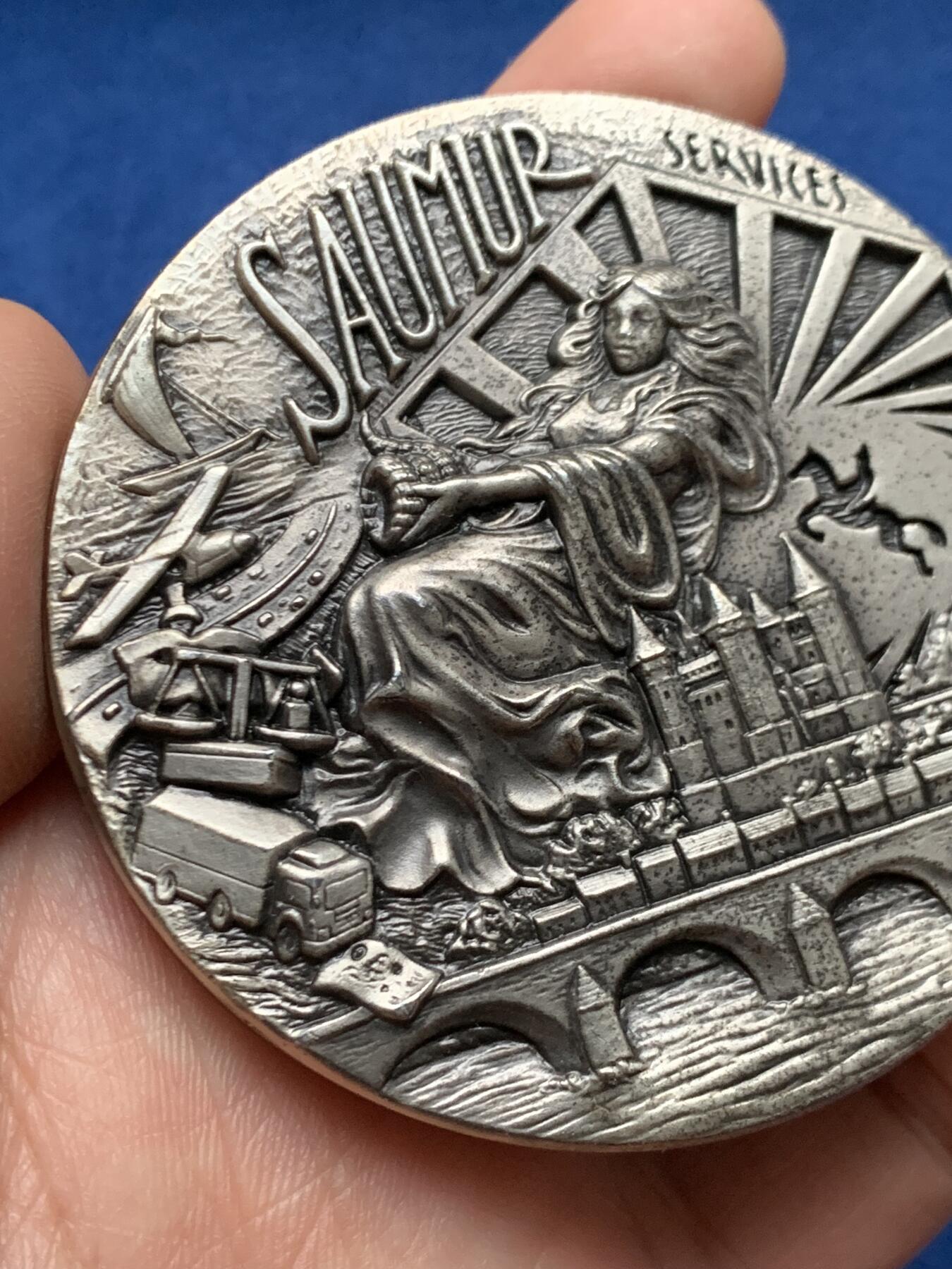 《竞宝斋》第451场 周日，周一，周二  3场连拍 （全场包邮，欢迎送拍） 法国索米尔工业区成立100周年纪念章，137.9g，64.7mm，无边铭