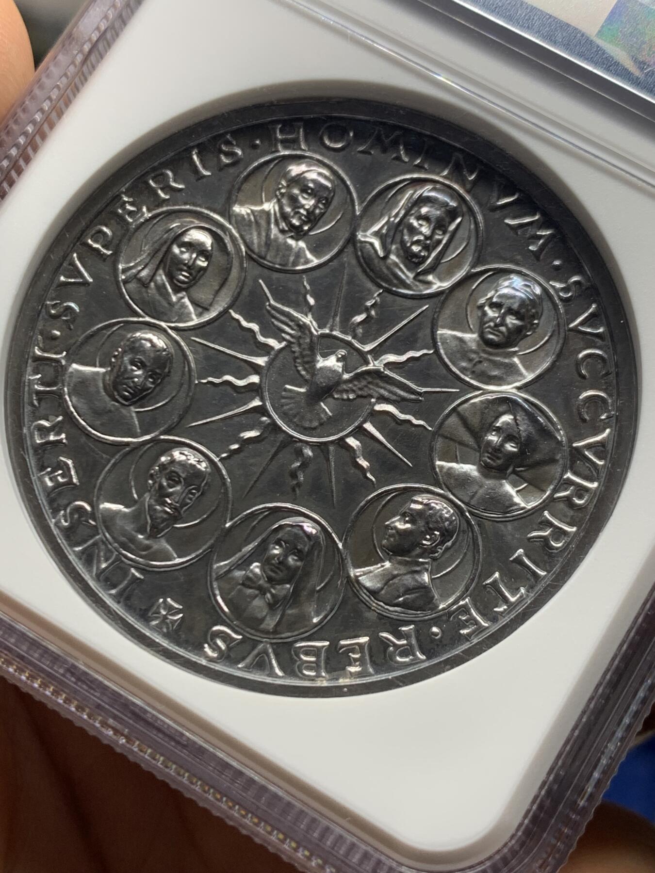 《竞宝斋》第451场 周日，周一，周二  3场连拍 （全场包邮，欢迎送拍） NGC MS62 梵蒂冈庇护十二世银章，背面是当时天主教会推崇的九圣人像，边文拉丁语：已被接入神界的众神们，快来救助人类的危难吧！加厚盒