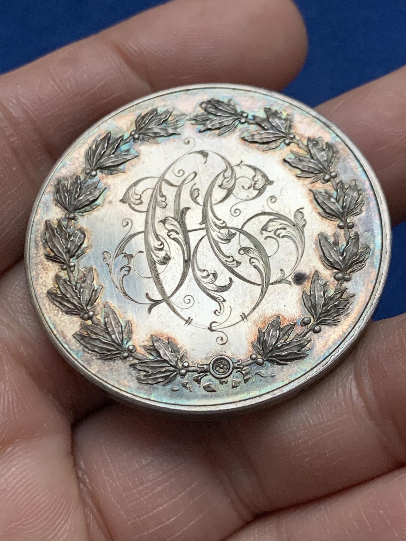 《竞宝斋》第451场 周日，周一，周二  3场连拍 （全场包邮，欢迎送拍） 法国婚姻与爱情纪念银章，刻花字母“CH”，泰里斯旧藏，《结婚币章目录》书中原物，目录编号632，38.45g，40.9mm，蜜蜂边铭