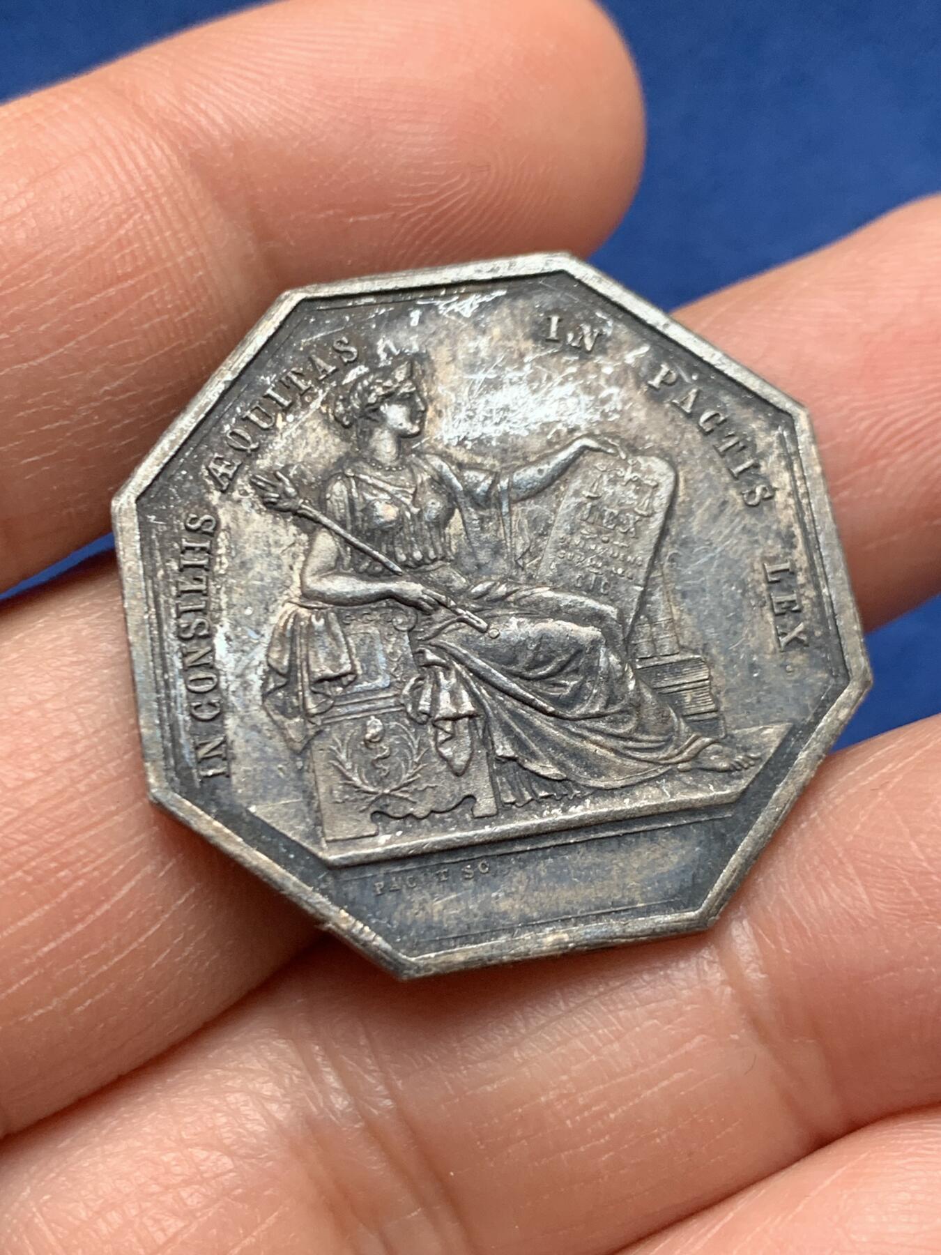 《竞宝斋》第451场 周日，周一，周二  3场连拍 （全场包邮，欢迎送拍） 法国昂热地区公证人协会八角银质代币，14.7g，30.6mm，丰饶角边铭