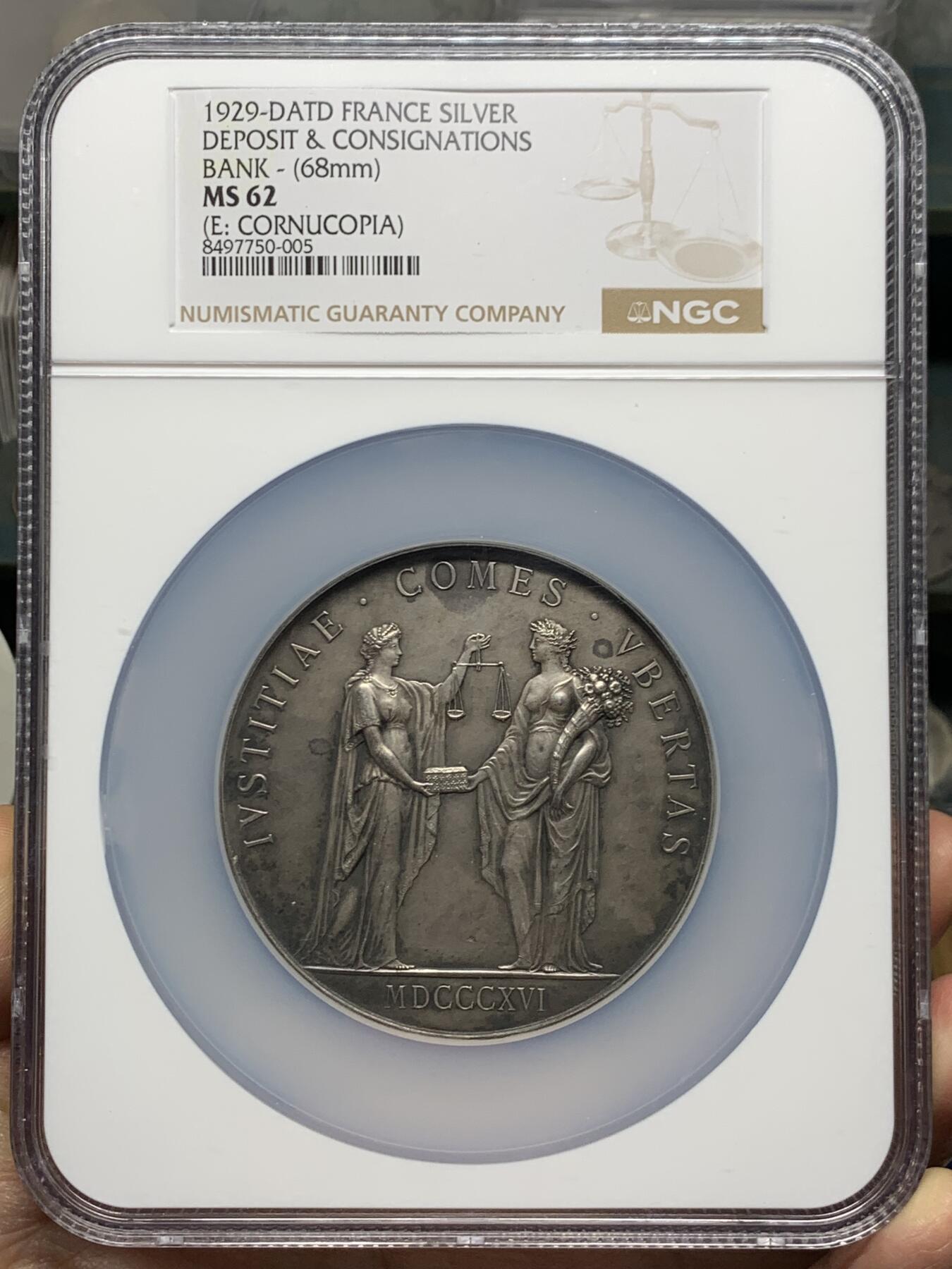 《竞宝斋》第451场 周日，周一，周二  3场连拍 （全场包邮，欢迎送拍） NGC MS62 法国1929年信托投资银章，直径：68mm、重：157g，丰饶角边铭，少见品种，稀有大规格款。正面是正义女神与和平女神，背面是橡树叶环绕的奖章，雕工精美。