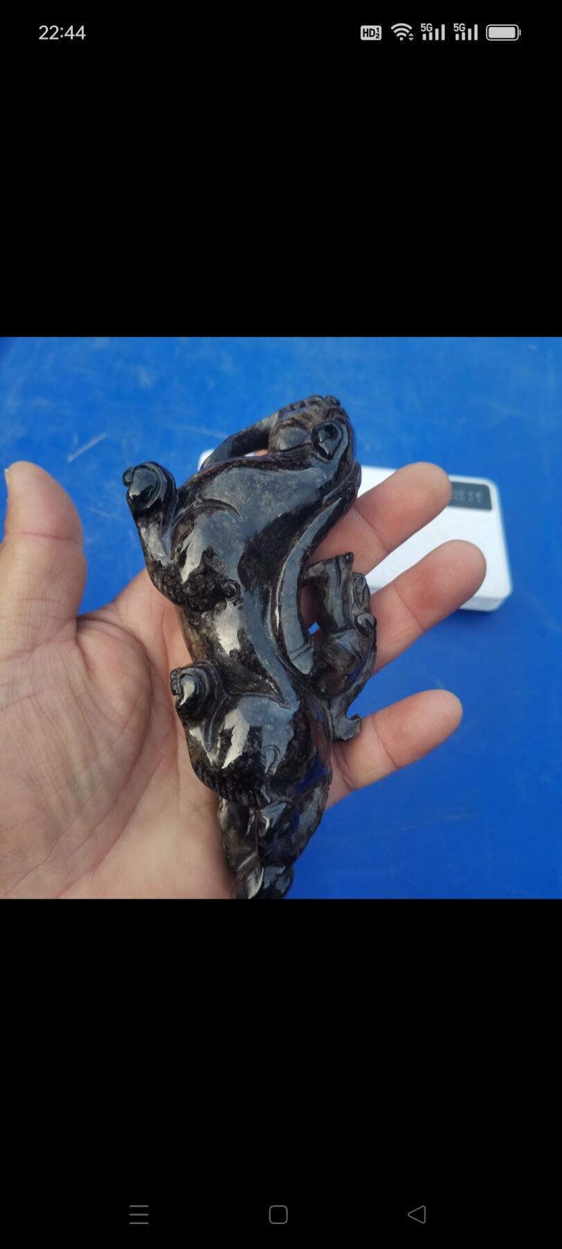 和田玉瑞兽摆件，老玉材质，雕工细致，造型生动，整体保存不错，有自然沁色和包浆，适合收藏或家居摆放。