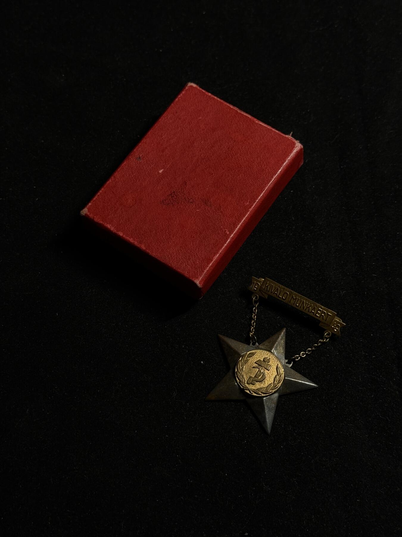 欢庆元旦！戎马世界章牌大赏第109期元旦大拍 匈牙利精英工人奖章带刻号，铜制镀银，1948年设立，非常罕见