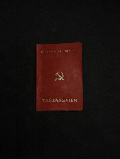 欢庆元旦！戎马世界章牌大赏第109期元旦大拍 - 越南证件，纸张有极端严重的破损与风化