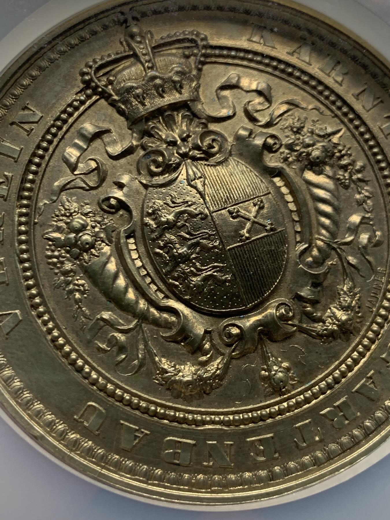 《竞宝斋》第451场 周日，周一，周二  3场连拍 （全场包邮，欢迎送拍） NGC MS63 奥地利克拉根福博览会镀银铜章，盒子加大加厚