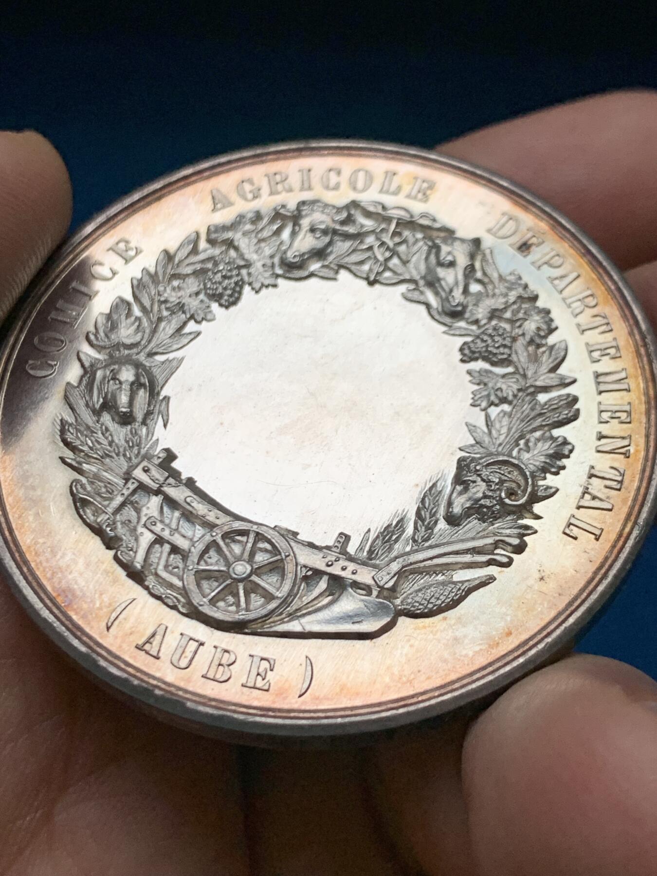 《竞宝斋》第451场 周日，周一，周二  3场连拍 （全场包邮，欢迎送拍） 法国奥布省农业展览会银章，著名雕刻家让·拉格朗日的《播种》，63.82g，50.5mm，丰饶角边铭