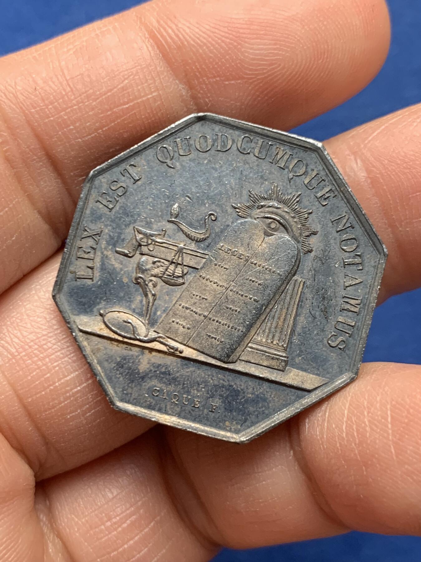 《竞宝斋》第451场 周日，周一，周二  3场连拍 （全场包邮，欢迎送拍） 法国Caque 欧塞尔公证人八角银质代币，13.2g，30.3mm，手指边铭