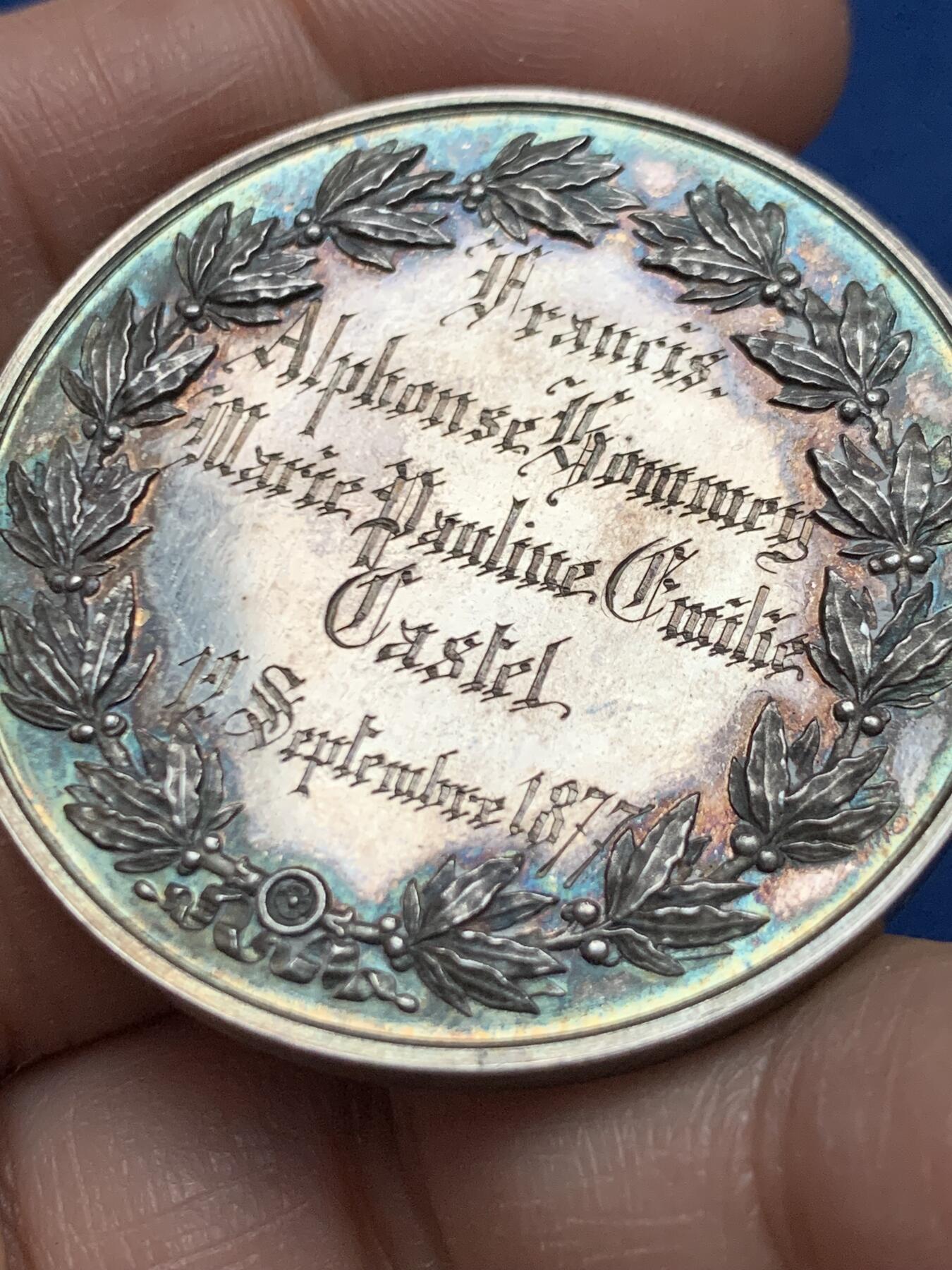 《竞宝斋》第451场 周日，周一，周二  3场连拍 （全场包邮，欢迎送拍） 法国婚姻与爱情纪念银章，刻花字母“CH”，泰里斯旧藏，《结婚币章目录》书中原物，目录编号632，38.45g，40.9mm，蜜蜂边铭