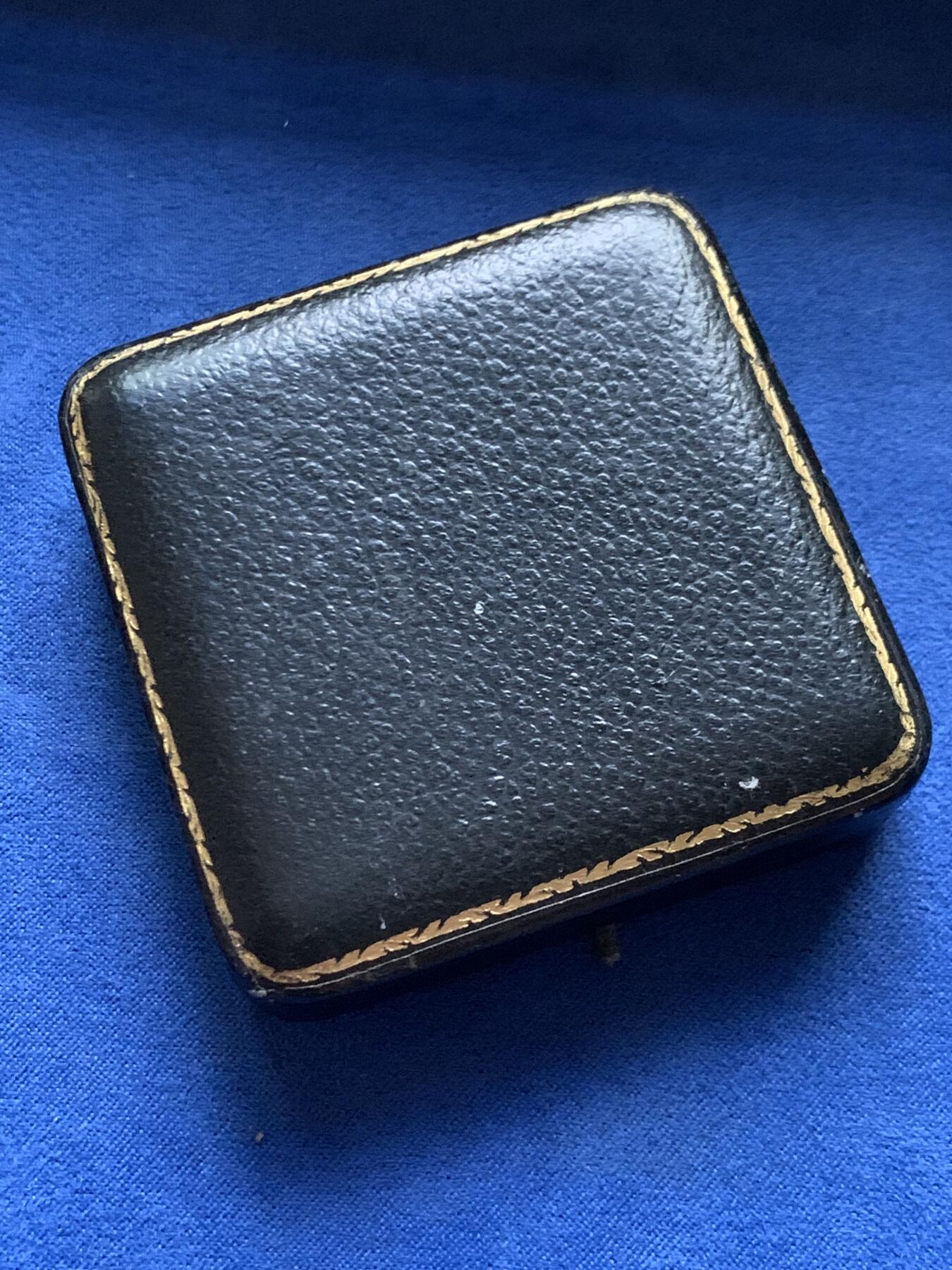 《竞宝斋》第451场 周日，周一，周二  3场连拍 （全场包邮，欢迎送拍） 英国伍斯特郡1927年酿酒师同盟贸易会国际展销大银章，颁发给啤酒酿造比赛的第一名，通体五彩包浆有走狮银标；带原盒，46.2克，44.5mm。