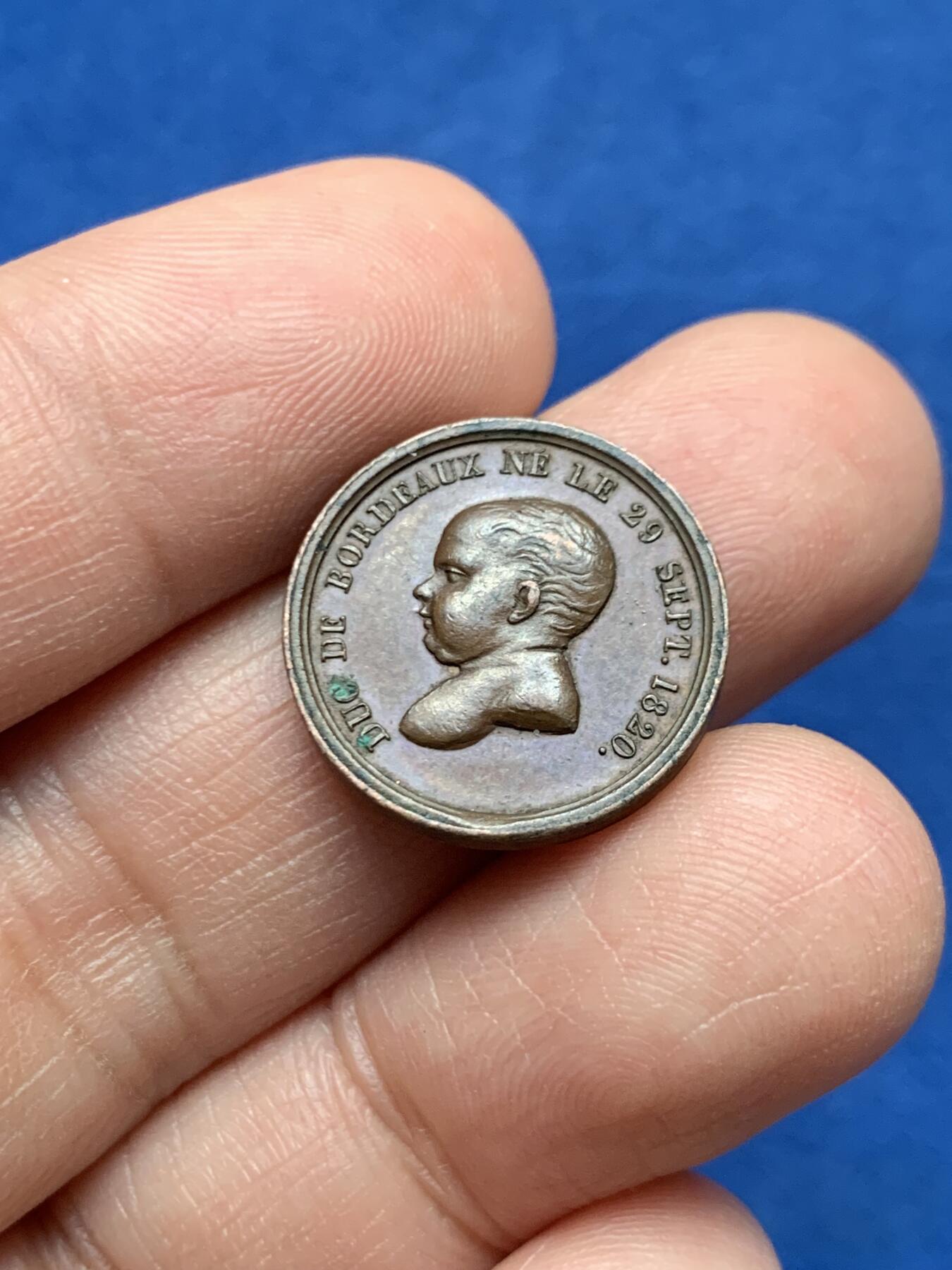 《竞宝斋》第451场 周日，周一，周二  3场连拍 （全场包邮，欢迎送拍） 法国王孙（亨利五世）诞生纪念铜质代币，4.07g，18.8mm，早期无边铭