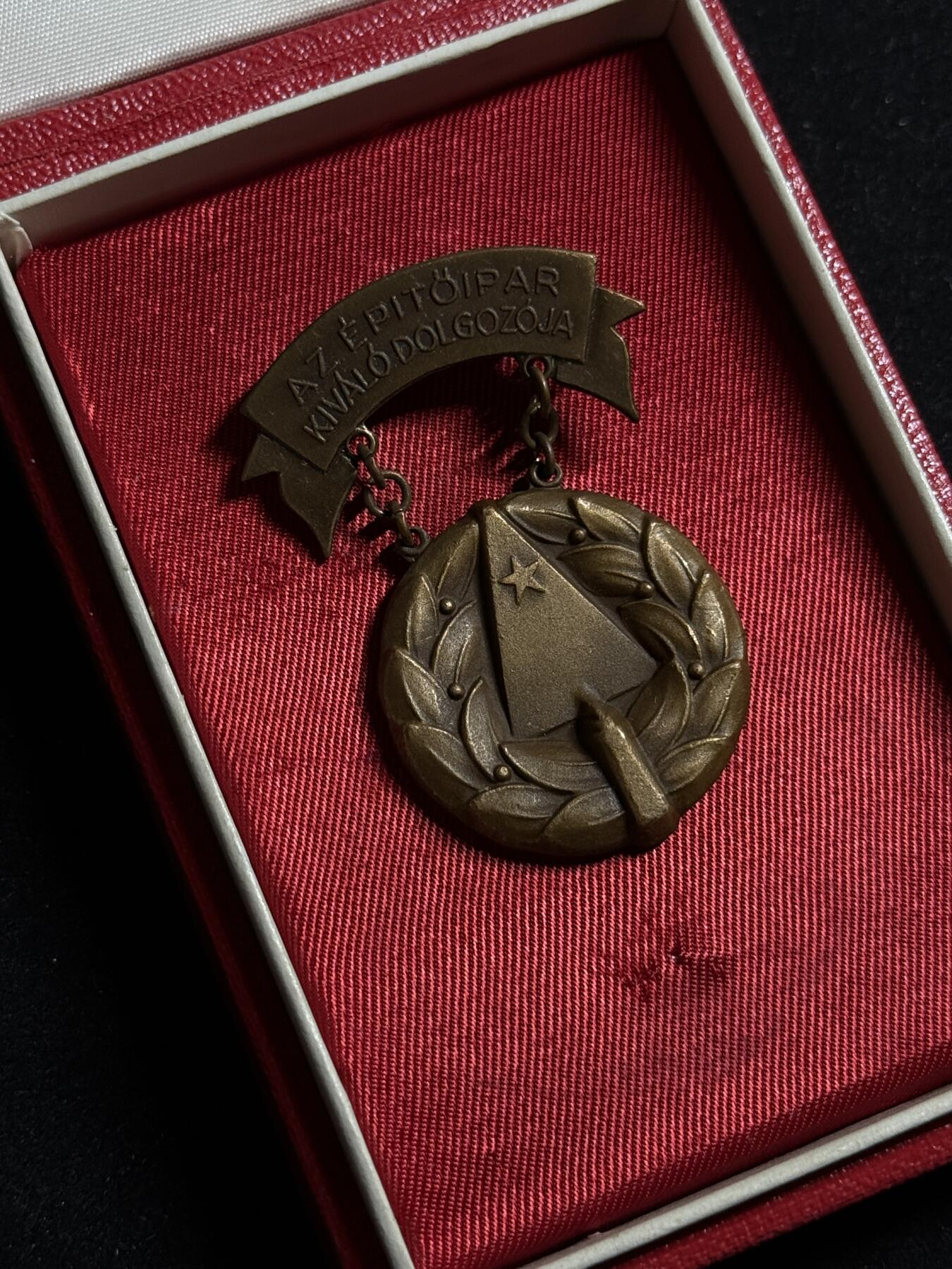 欢庆元旦！戎马世界章牌大赏第109期元旦大拍 匈牙利优秀建筑师奖章