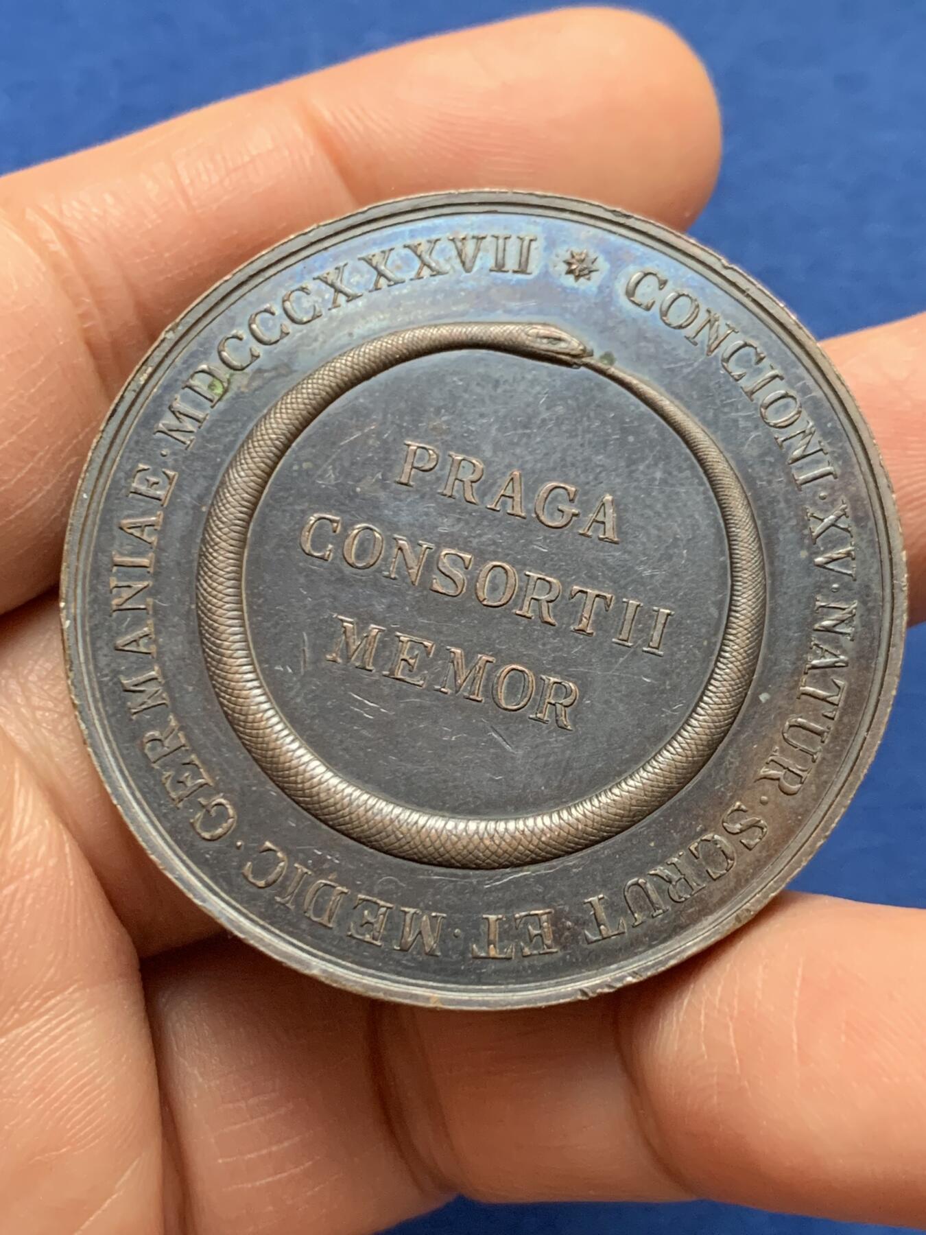 《竞宝斋》第451场 周日，周一，周二  3场连拍 （全场包邮，欢迎送拍） 德国1837年自然科学家和医生在布拉格举行会议纪念铜章，61.42g，45.1mm