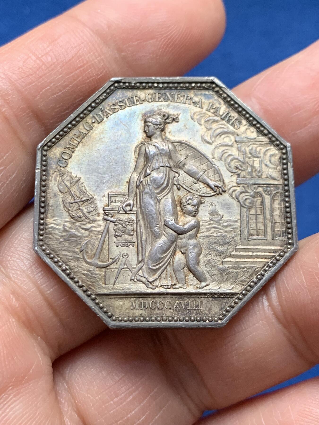 《竞宝斋》第451场 周日，周一，周二  3场连拍 （全场包邮，欢迎送拍） 法国八角银章，路易十八头像综合保险公司，带珠圈早期版本，21.78g，35.6mm，早期无边铭