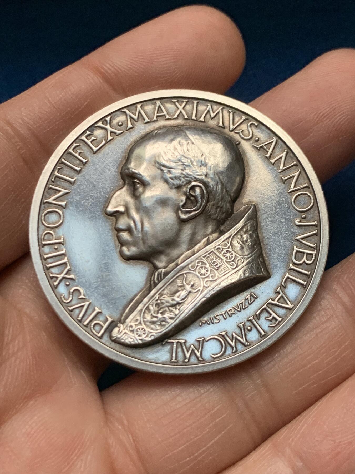 《竞宝斋》第451场 周日，周一，周二  3场连拍 （全场包邮，欢迎送拍） 教皇国梵蒂冈庇护十二圣母天使纪念银章，高浮雕，34.63g，43.8mm