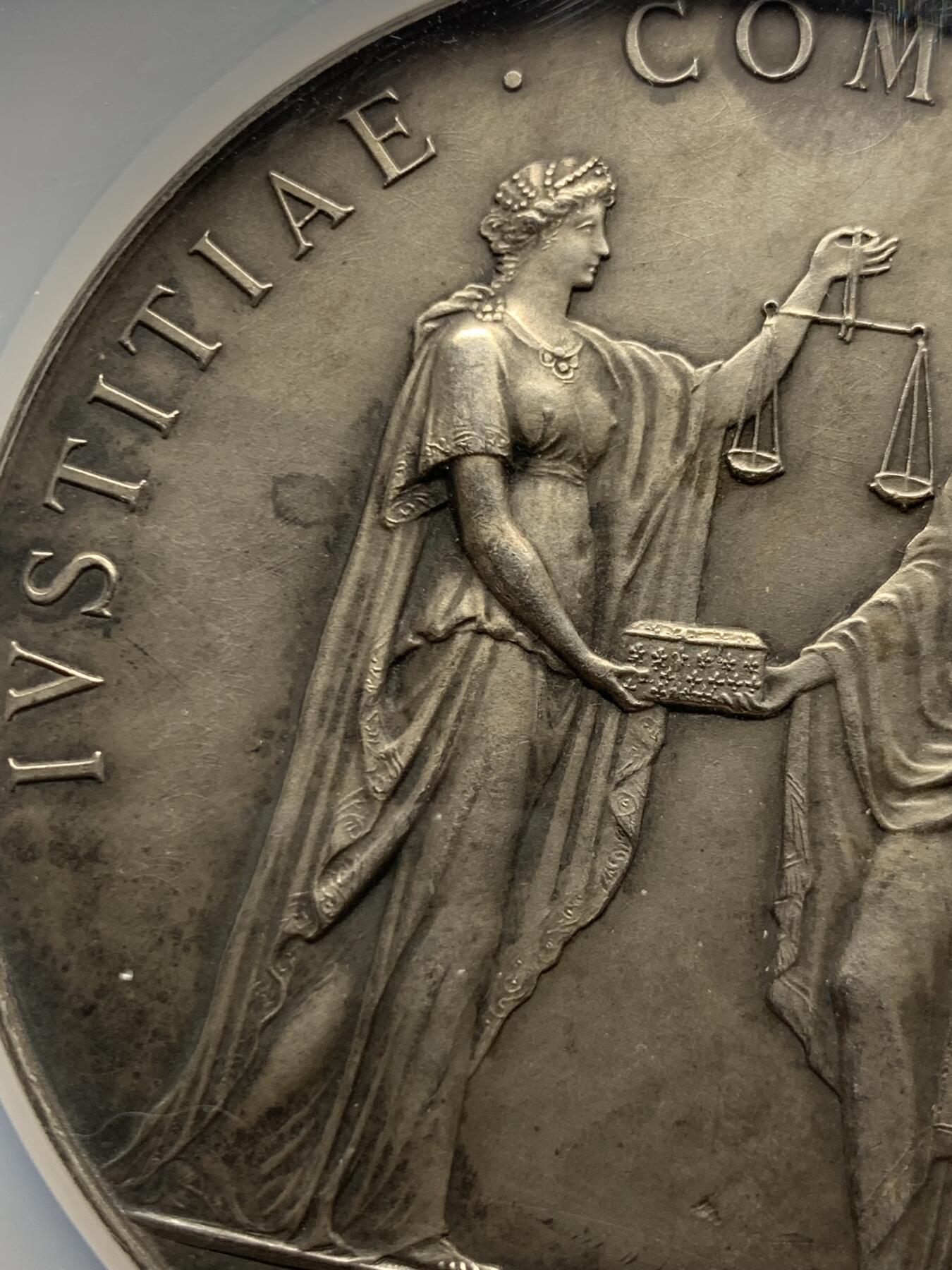 《竞宝斋》第451场 周日，周一，周二  3场连拍 （全场包邮，欢迎送拍） NGC MS62 法国1929年信托投资银章，直径：68mm、重：157g，丰饶角边铭，少见品种，稀有大规格款。正面是正义女神与和平女神，背面是橡树叶环绕的奖章，雕工精美。