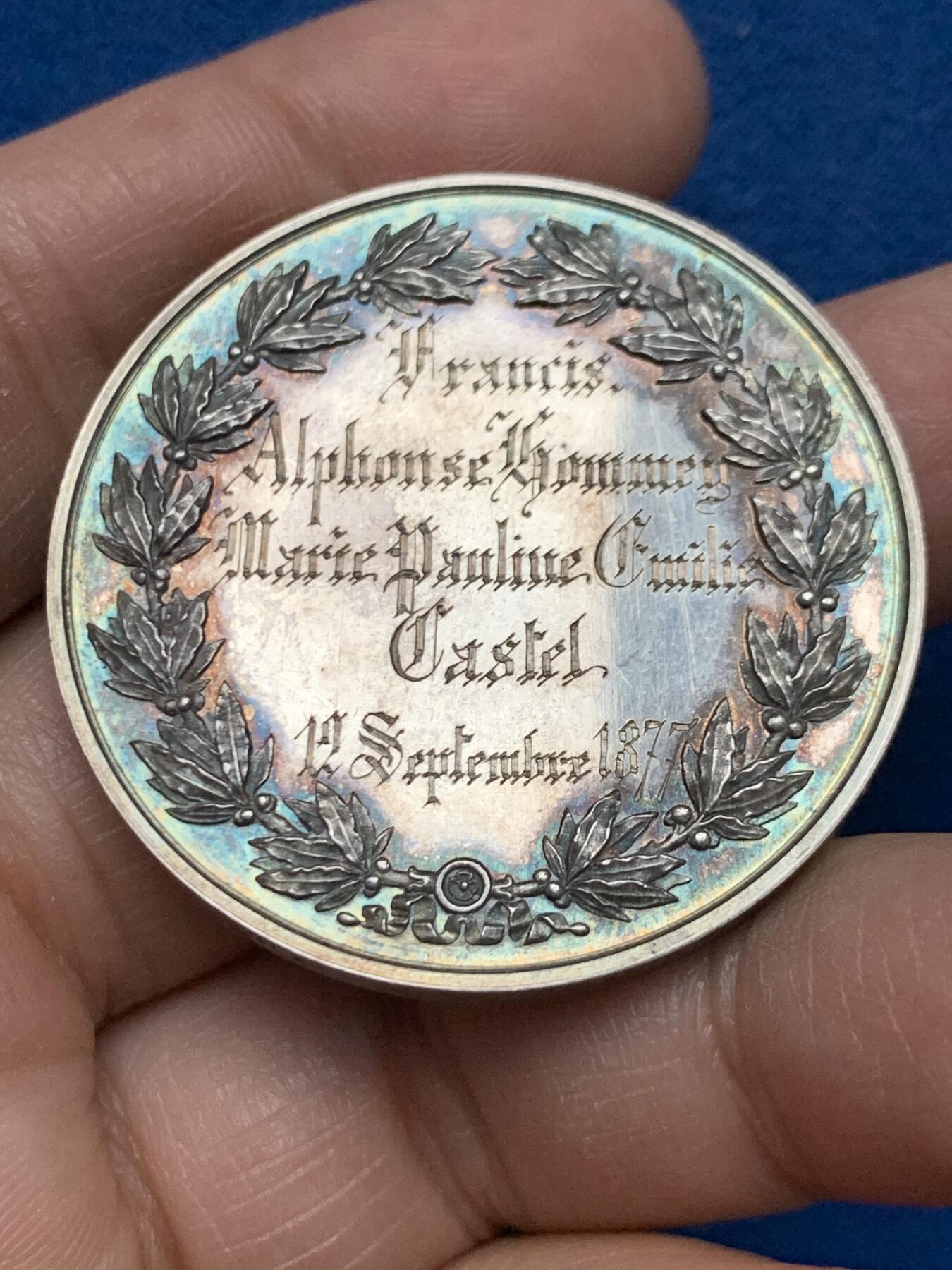 《竞宝斋》第451场 周日，周一，周二  3场连拍 （全场包邮，欢迎送拍） 法国婚姻与爱情纪念银章，刻花字母“CH”，泰里斯旧藏，《结婚币章目录》书中原物，目录编号632，38.45g，40.9mm，蜜蜂边铭