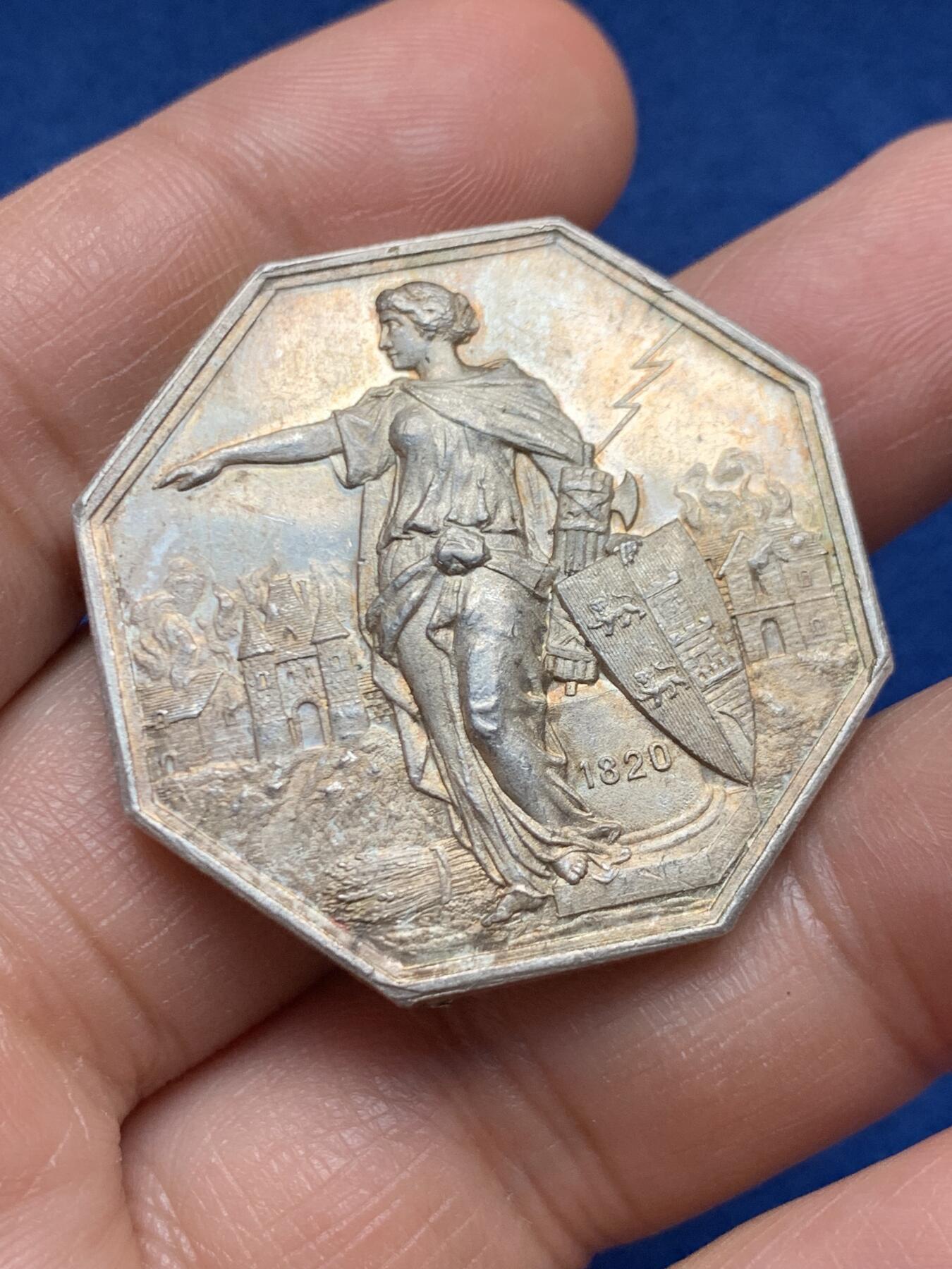 《竞宝斋》第451场 周日，周一，周二  3场连拍 （全场包邮，欢迎送拍） 法国八角银质代币，卡尔瓦多斯火灾保险公司，30.35g，36mm，丰饶角边铭，厚重版，背面5点方向有磕