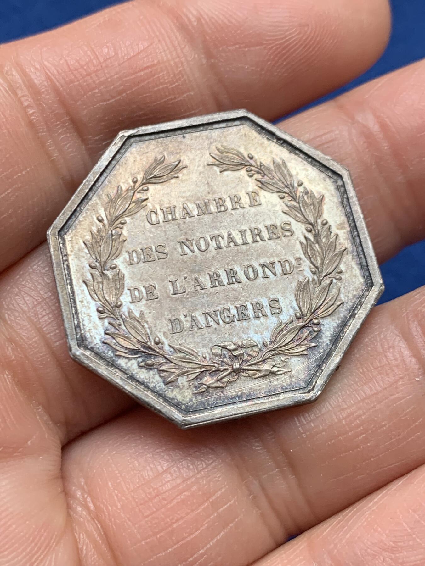 《竞宝斋》第451场 周日，周一，周二  3场连拍 （全场包邮，欢迎送拍） 法国昂热地区公证人协会八角银质代币，14.7g，30.6mm，丰饶角边铭