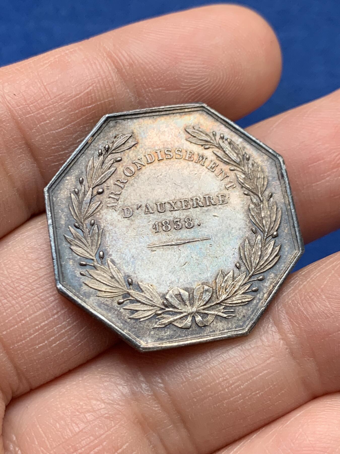 《竞宝斋》第451场 周日，周一，周二  3场连拍 （全场包邮，欢迎送拍） 法国Caque 欧塞尔公证人八角银质代币，13.2g，30.3mm，手指边铭