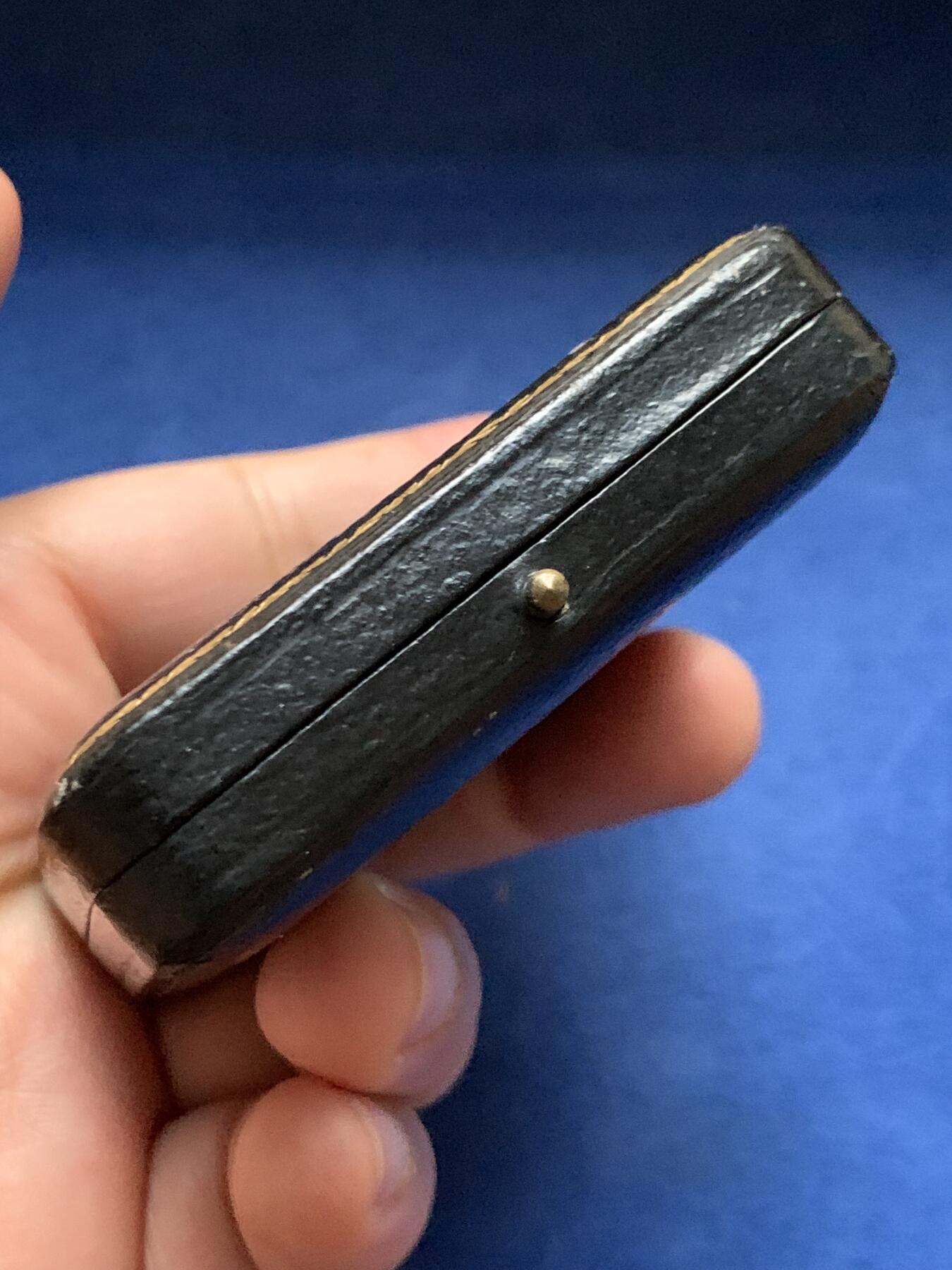 《竞宝斋》第451场 周日，周一，周二  3场连拍 （全场包邮，欢迎送拍） 英国伍斯特郡1927年酿酒师同盟贸易会国际展销大银章，颁发给啤酒酿造比赛的第一名，通体五彩包浆有走狮银标；带原盒，46.2克，44.5mm。