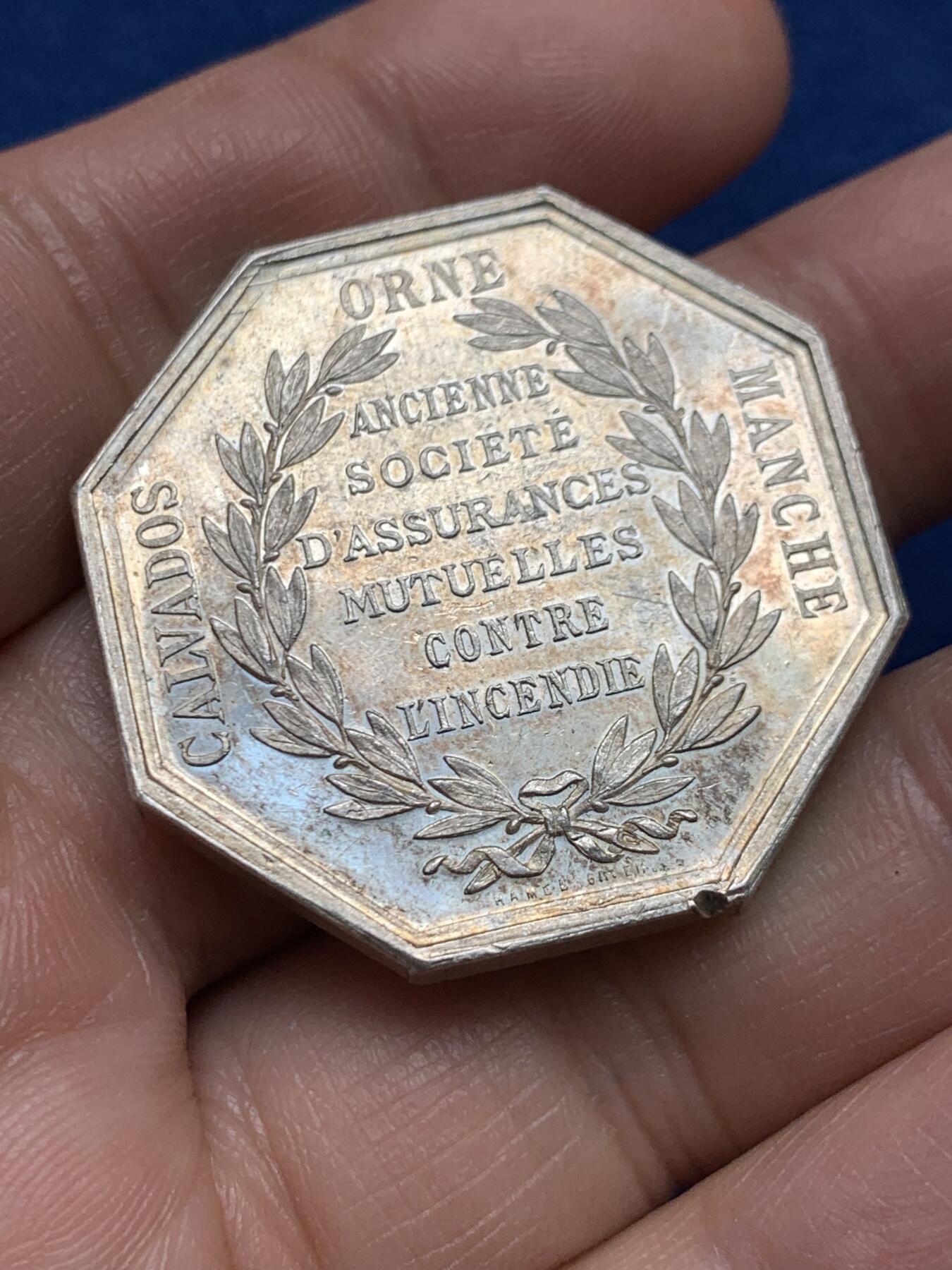 《竞宝斋》第451场 周日，周一，周二  3场连拍 （全场包邮，欢迎送拍） 法国八角银质代币，卡尔瓦多斯火灾保险公司，30.35g，36mm，丰饶角边铭，厚重版，背面5点方向有磕