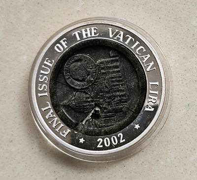 【币将精彩】世界钱币拍卖（2025-12-31） - 朝鲜2002年纪念梵蒂冈欧元宝石镶嵌1盎司银币宝石破损