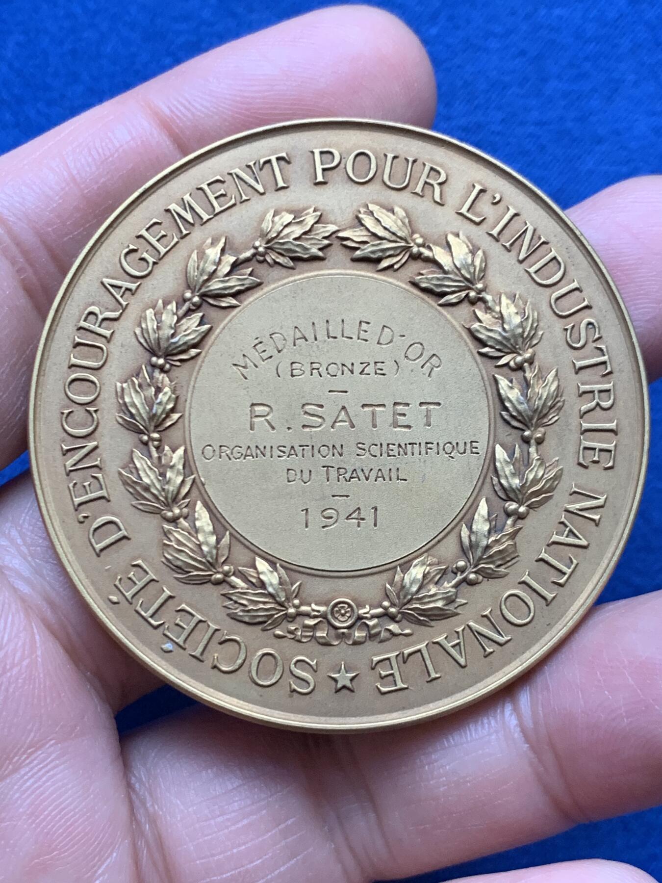 《竞宝斋》第451场 周日，周一，周二  3场连拍 （全场包邮，欢迎送拍） 法国国家工业鼓励协会镀金大铜章，53.7g，50.6mm,丰饶角铜标，品相很不错。